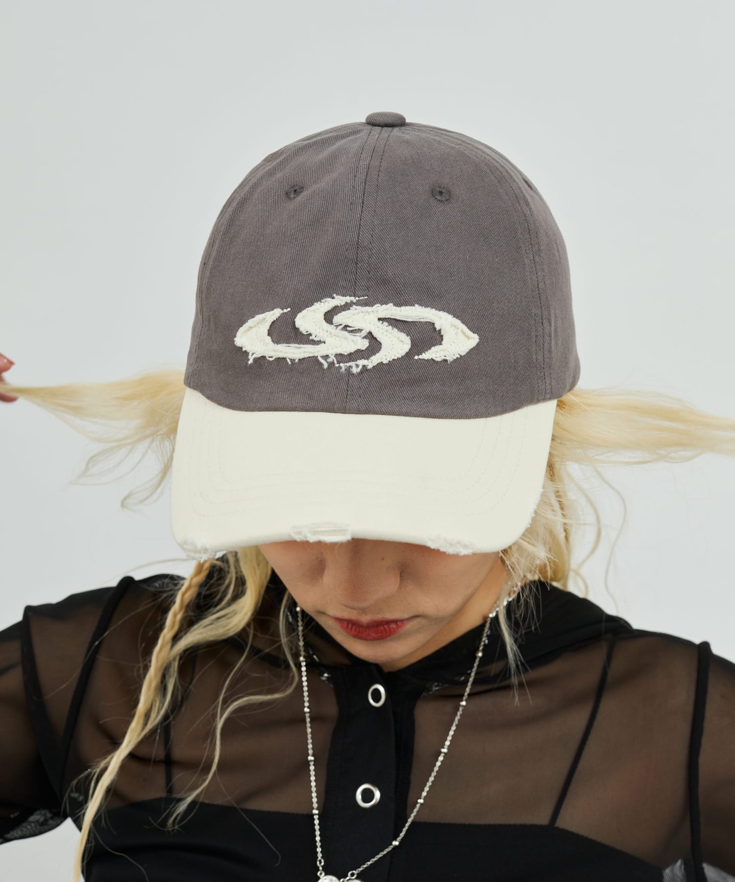 atmos pink Bi-Color Twill Cap BLACKの画像
