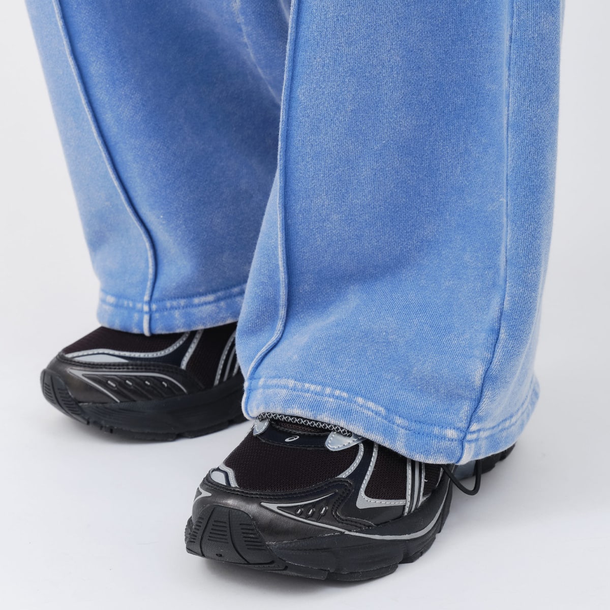 atmos pink Pigment Tapered Sweat Pants BLUEの画像