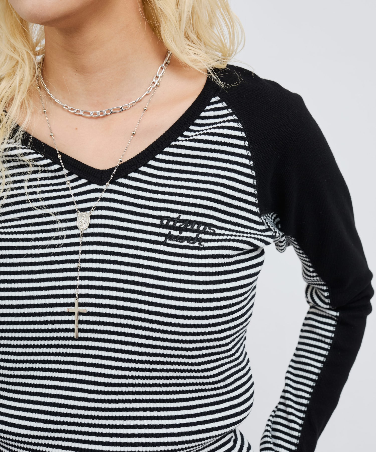atmos pink V-Neck Raglan Long Sleeve T-shirt BLACKの画像