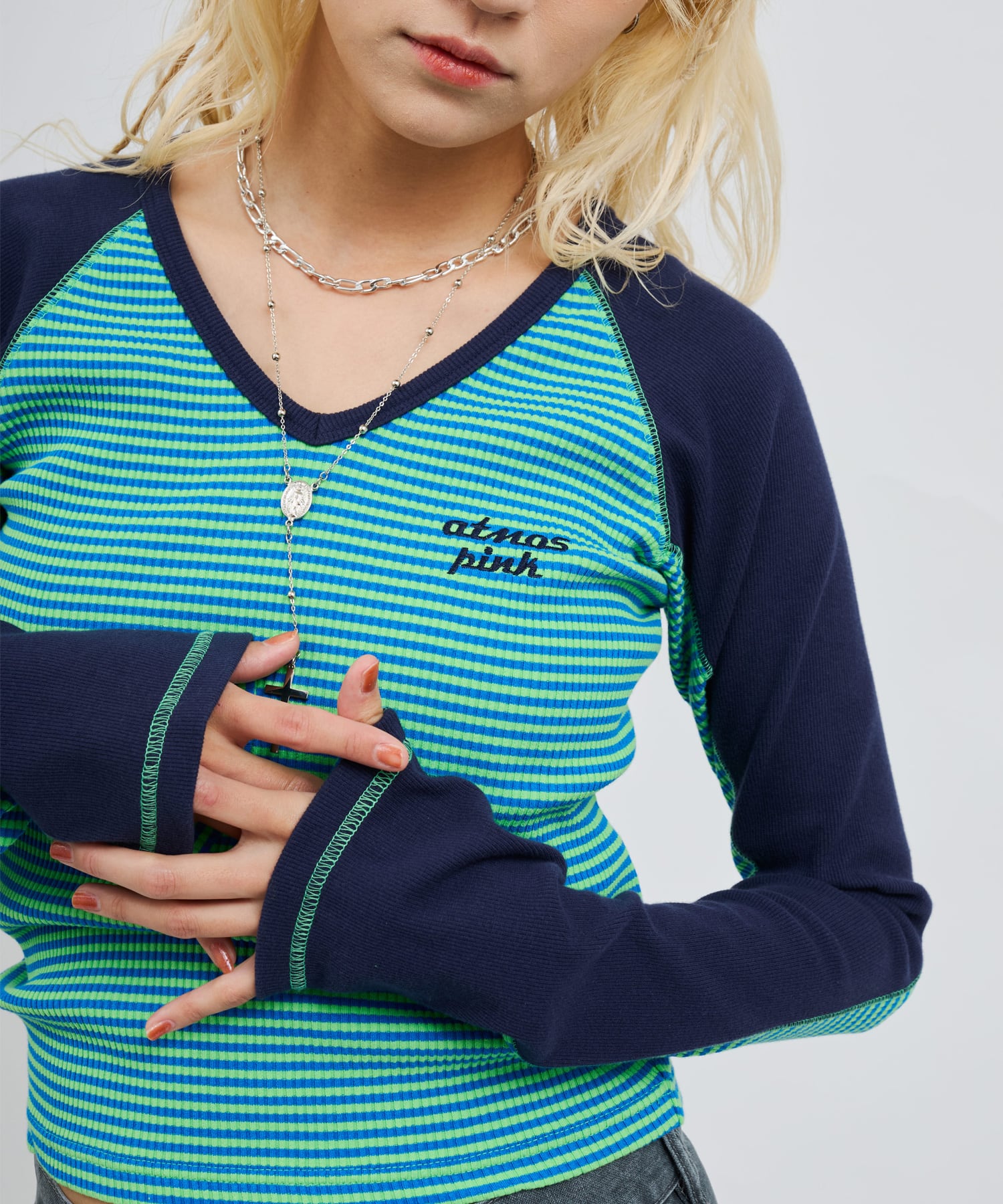 atmos pink V-Neck Raglan Long Sleeve T-shirt GREENの画像