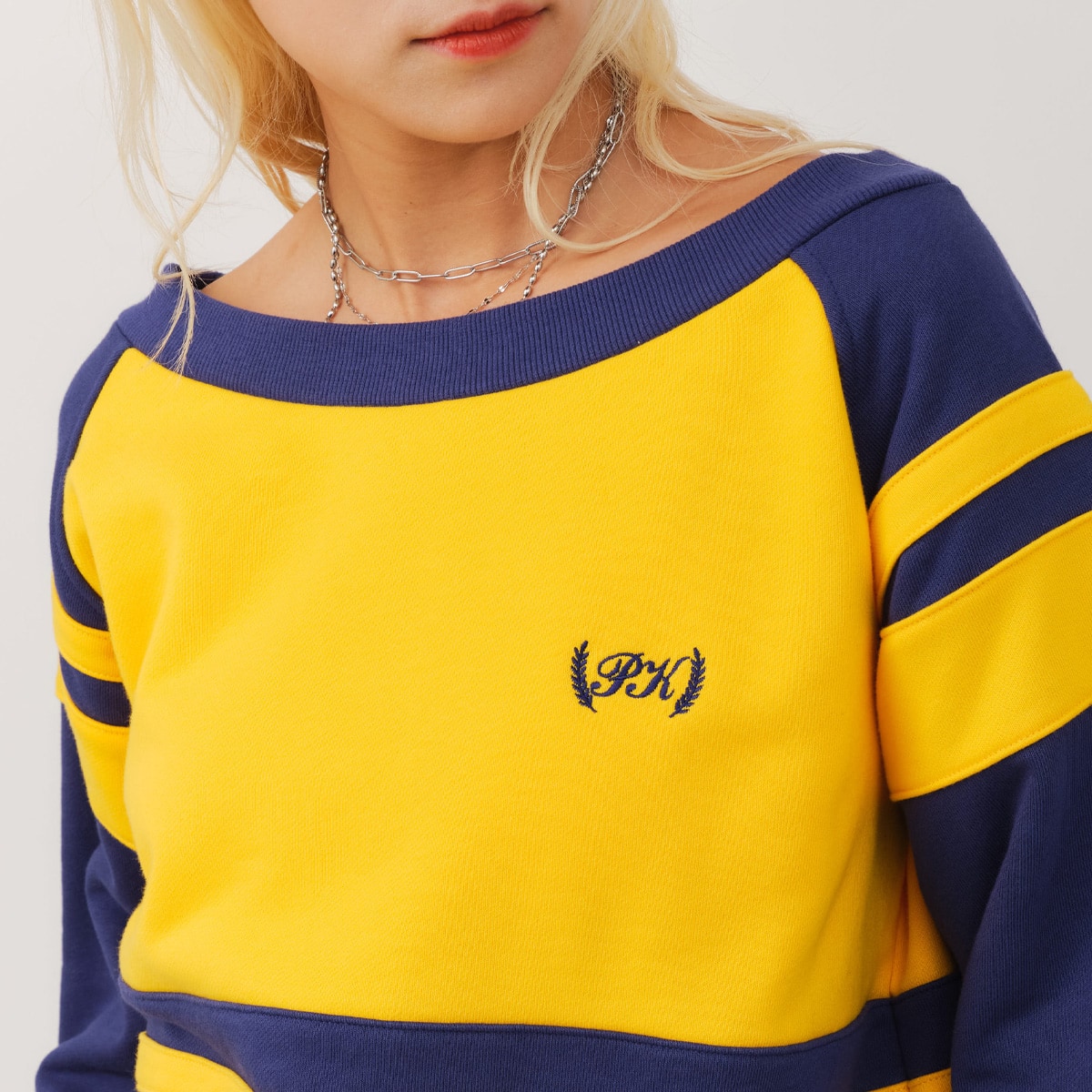 atmos pink Bell Sleeves Line Sweatshirt YELLOWの画像