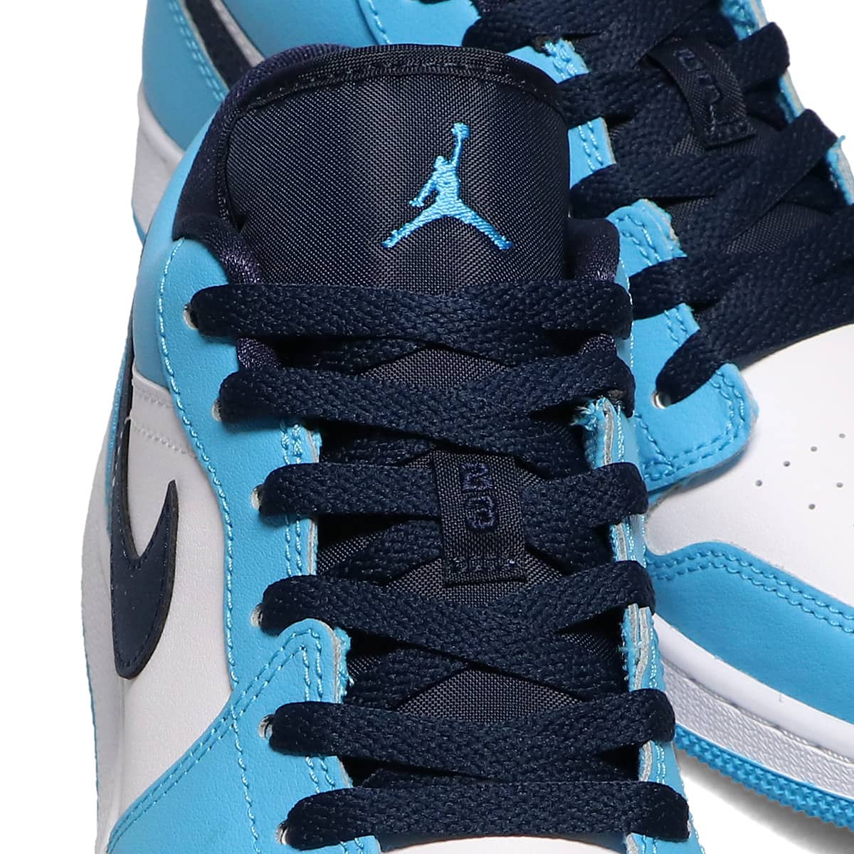 JORDAN BRAND AIR JORDAN 1 LOW (GS) WHITE/DK POWDER BLUE-OBSIDIAN 21FA-Iの画像