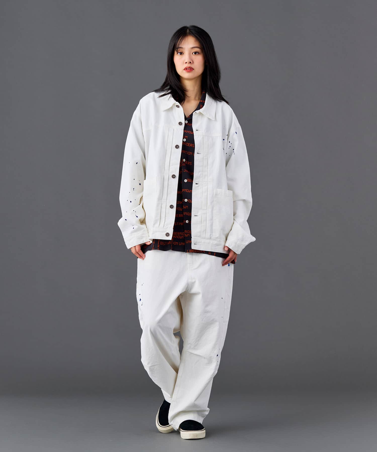 LIBERAIDERS GARMENT DYED TRUCKER JACKET WHITEの画像