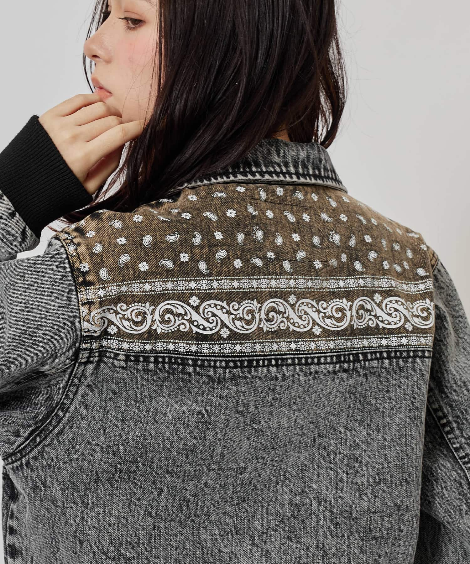 atmos pink Panelled Bandana Denim Jacket BLACKの画像