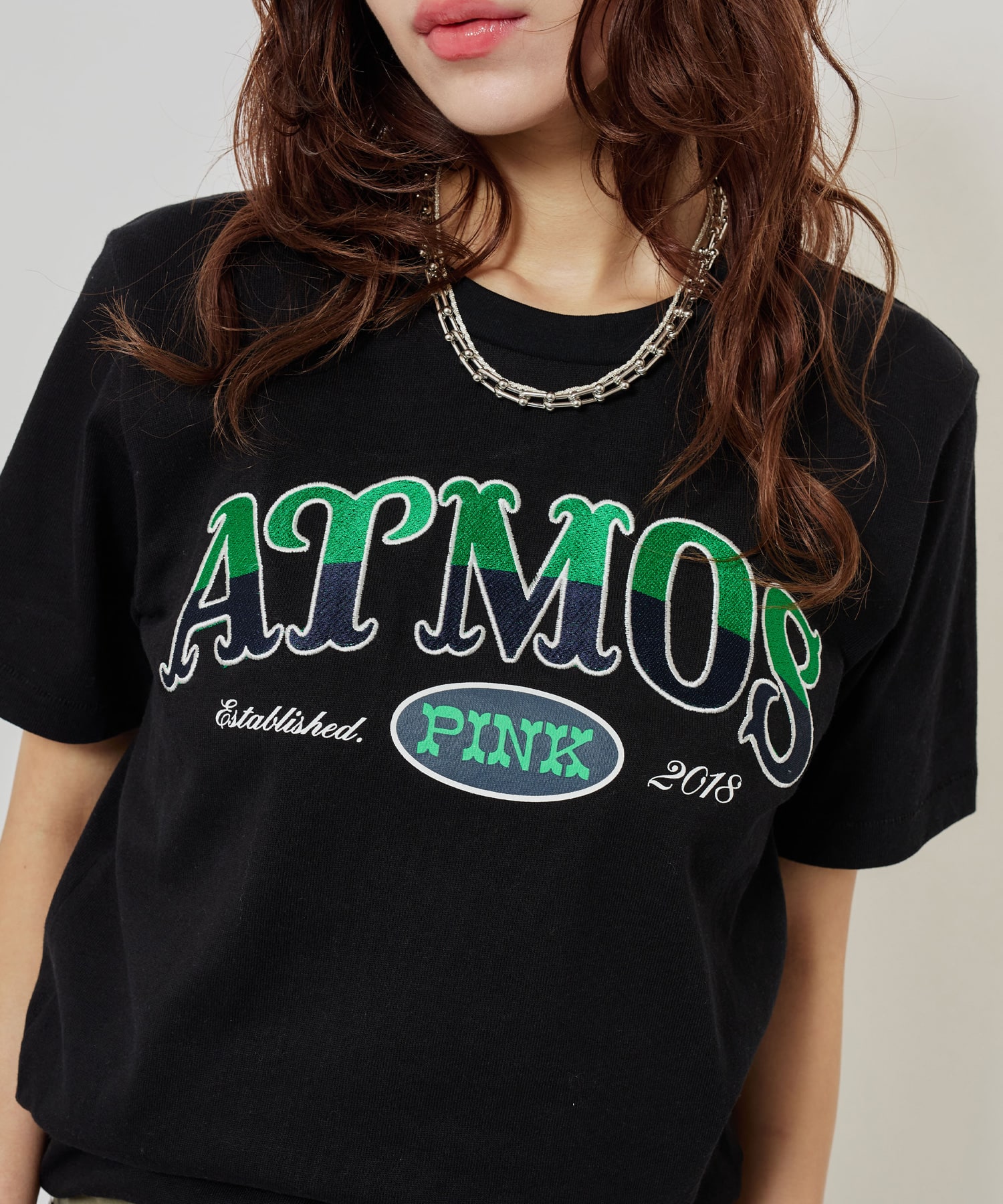 atmos pink Embroidery Logo T-shirt BLACKの画像