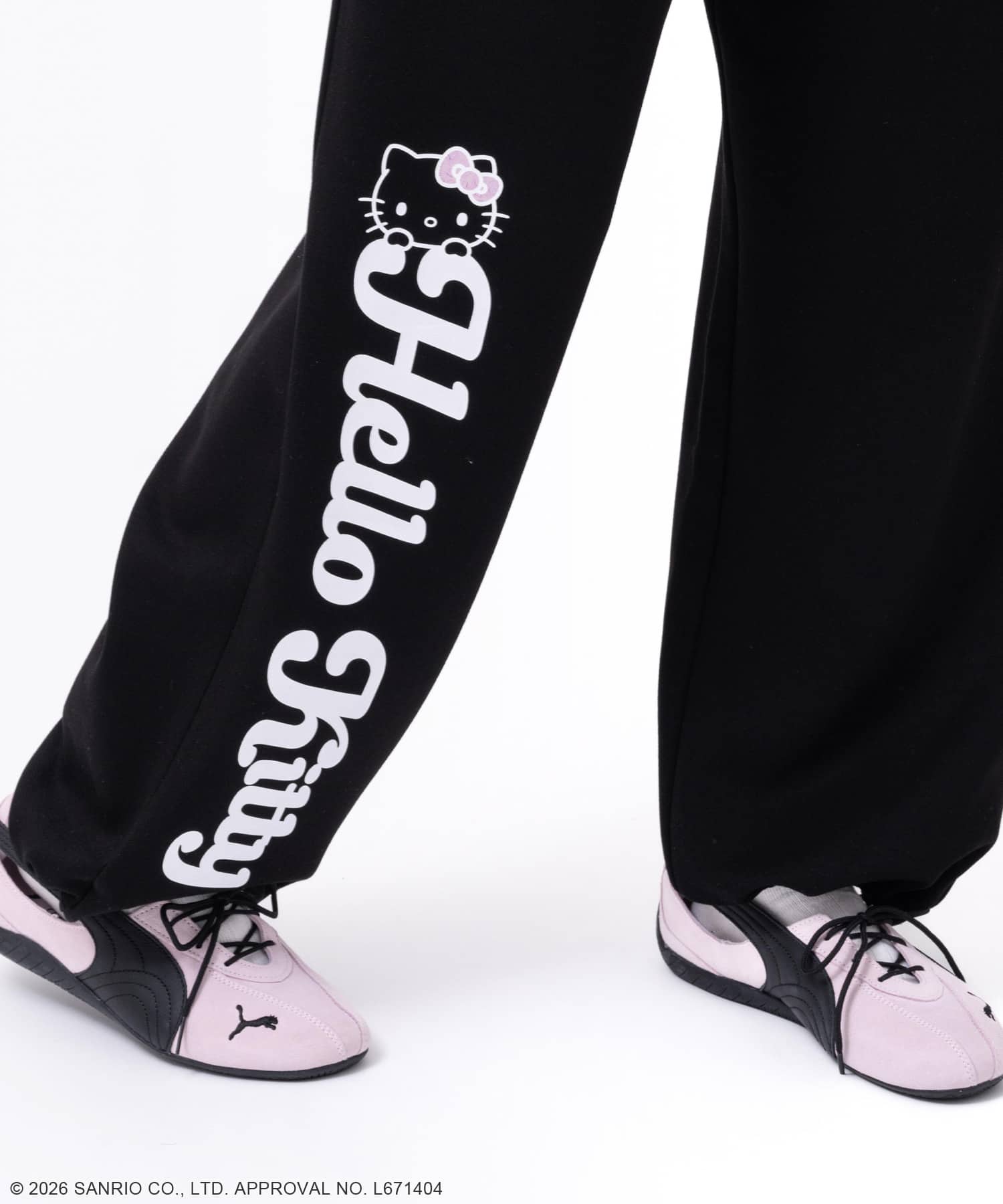 atmos pink x HELLO KITTY Sweat Pants BLACKの画像