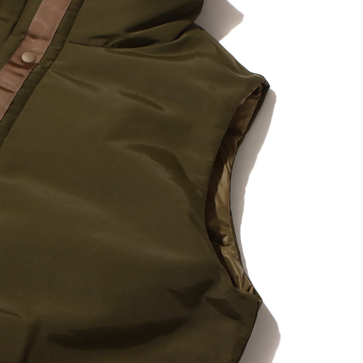 WHITE MOUNTAINEERING WMBC × TAION REVERSIBLE DOWN VEST KHAKI 22FA-I