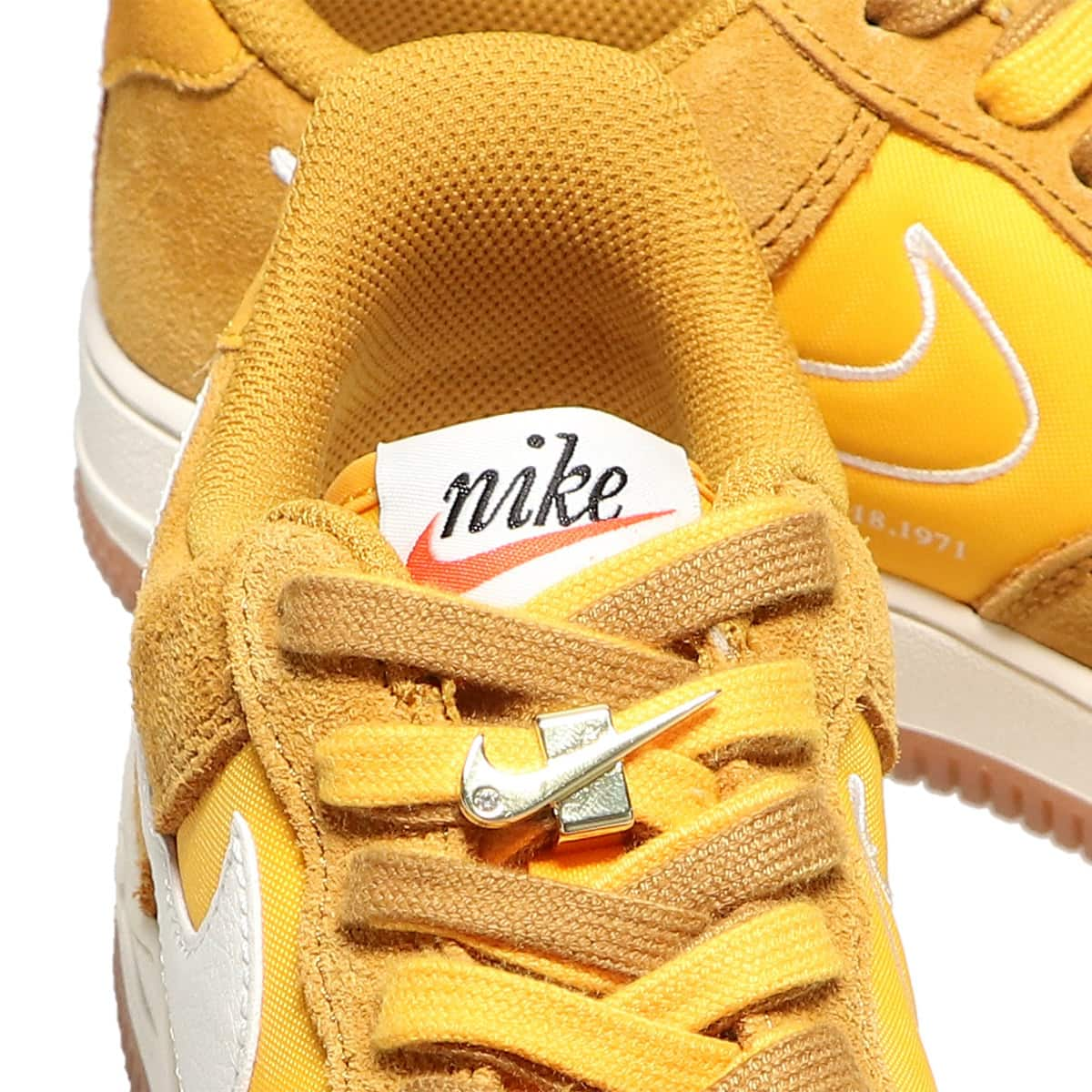 NIKE WMNS AIR FORCE 1 '07 SE GOLD SUEDE/SAIL-UNIVERSITY GOLD 21FA-I