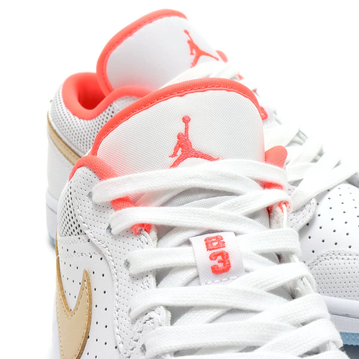 JORDAN BRAND WMNS AIR JORDAN 1 LOW SE WHITE/SESAME-FLASH CRIMSON-PSYCHIC BLUE 21SU-Iの画像