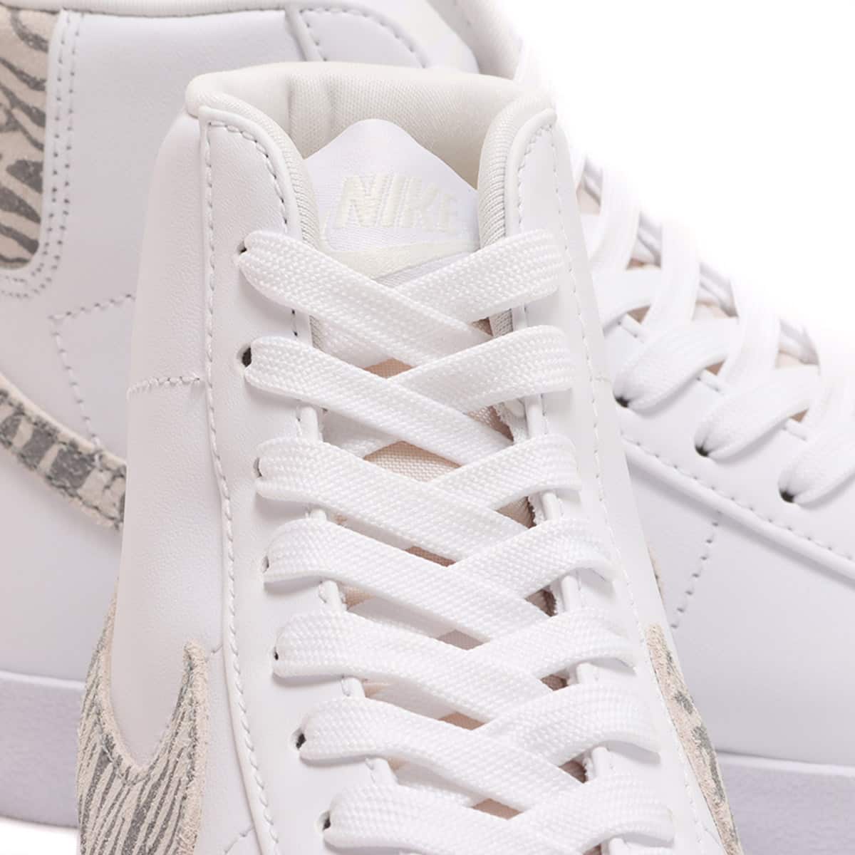 NIKE W BLAZER MID '77 SE WHITE/SUMMIT WHITE-PARTICLE GREY-BLACK 21FA-Iの画像