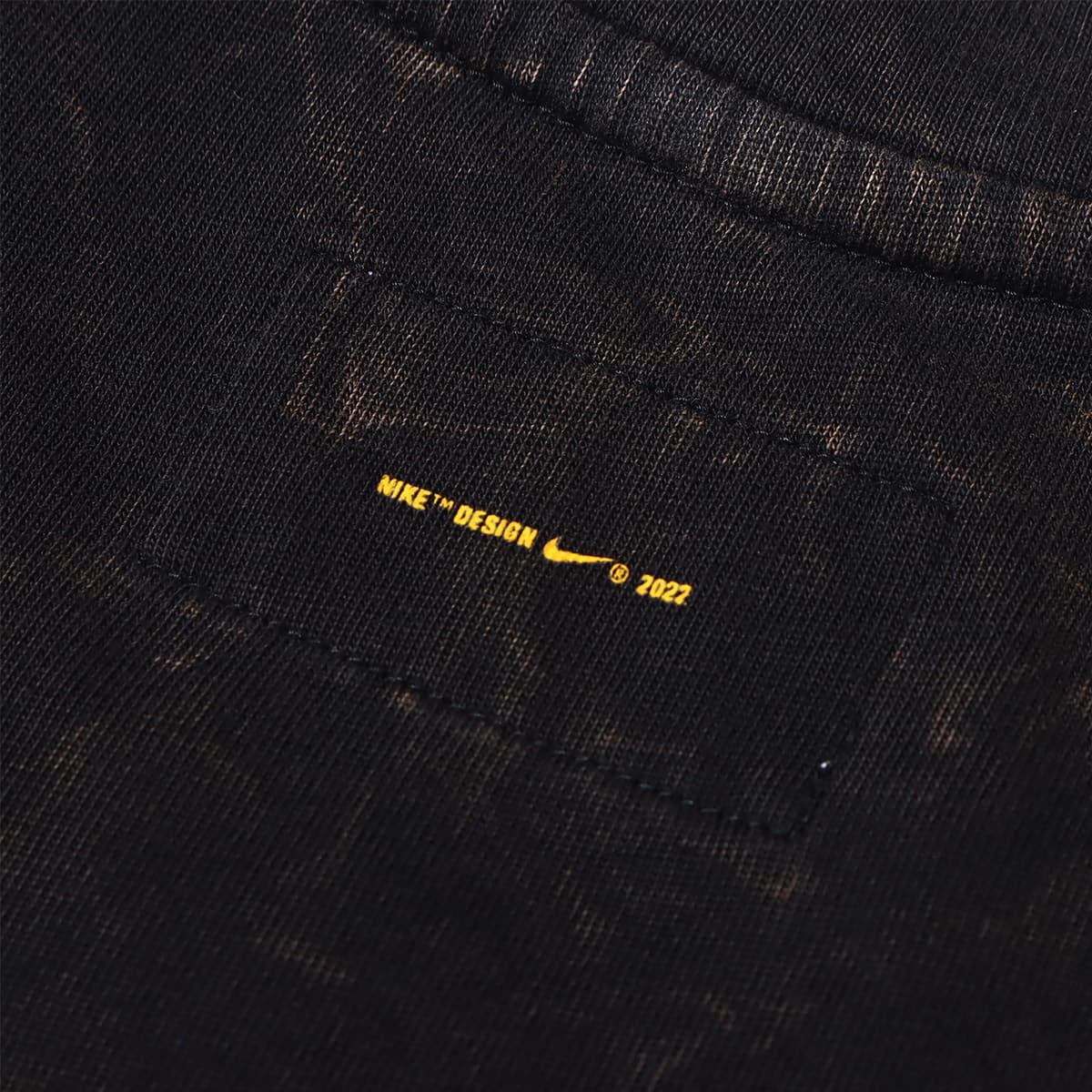 NIKE U NK NRG FADEAWAY TEE BLACK/UNIVERSITY GOLD 22FA-Sの画像