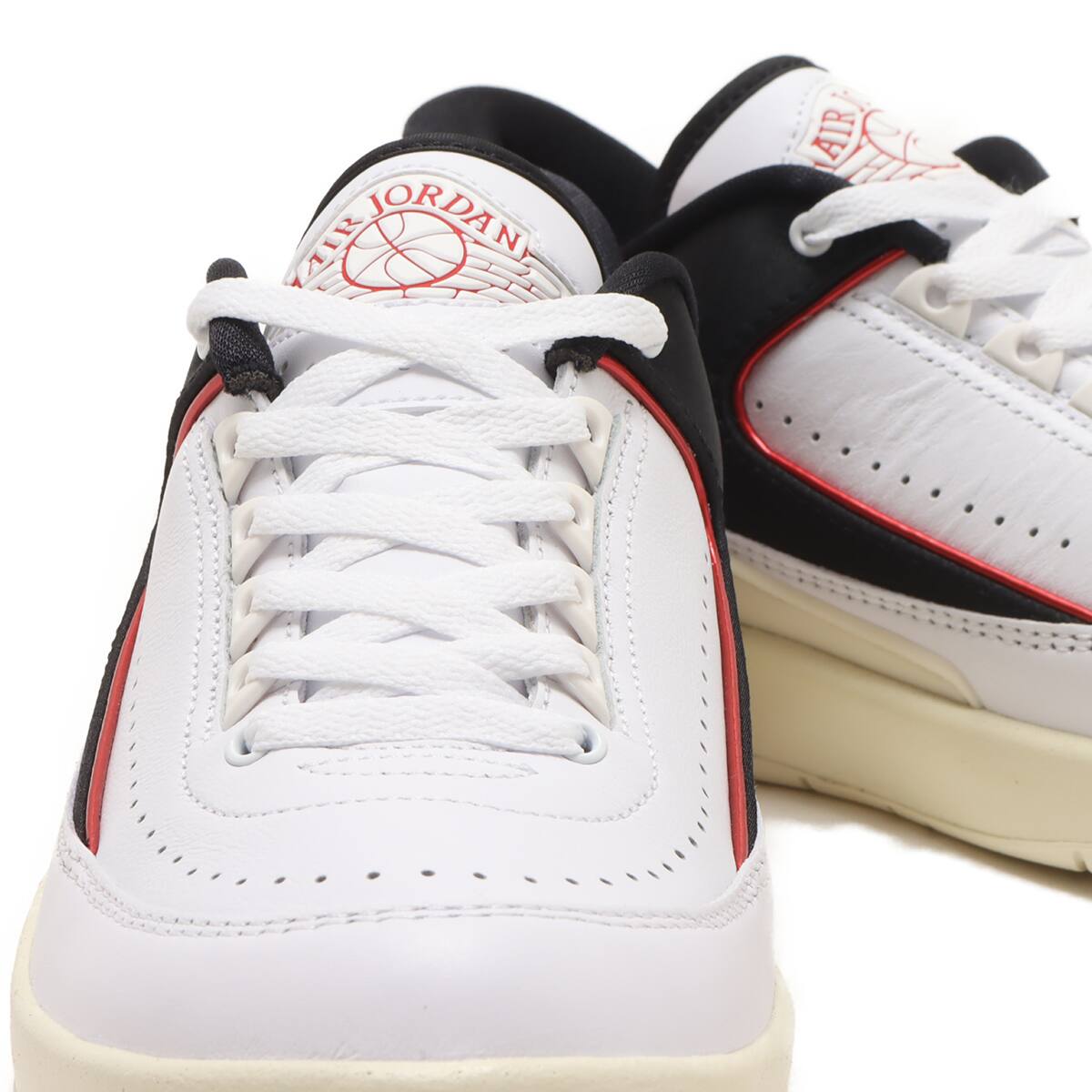 JORDAN BRAND WMNS AIR JORDAN 2 RETRO LOW WHITE/UNIVERSITY RED-BLACK-COCONUT  MILK 23HO-I