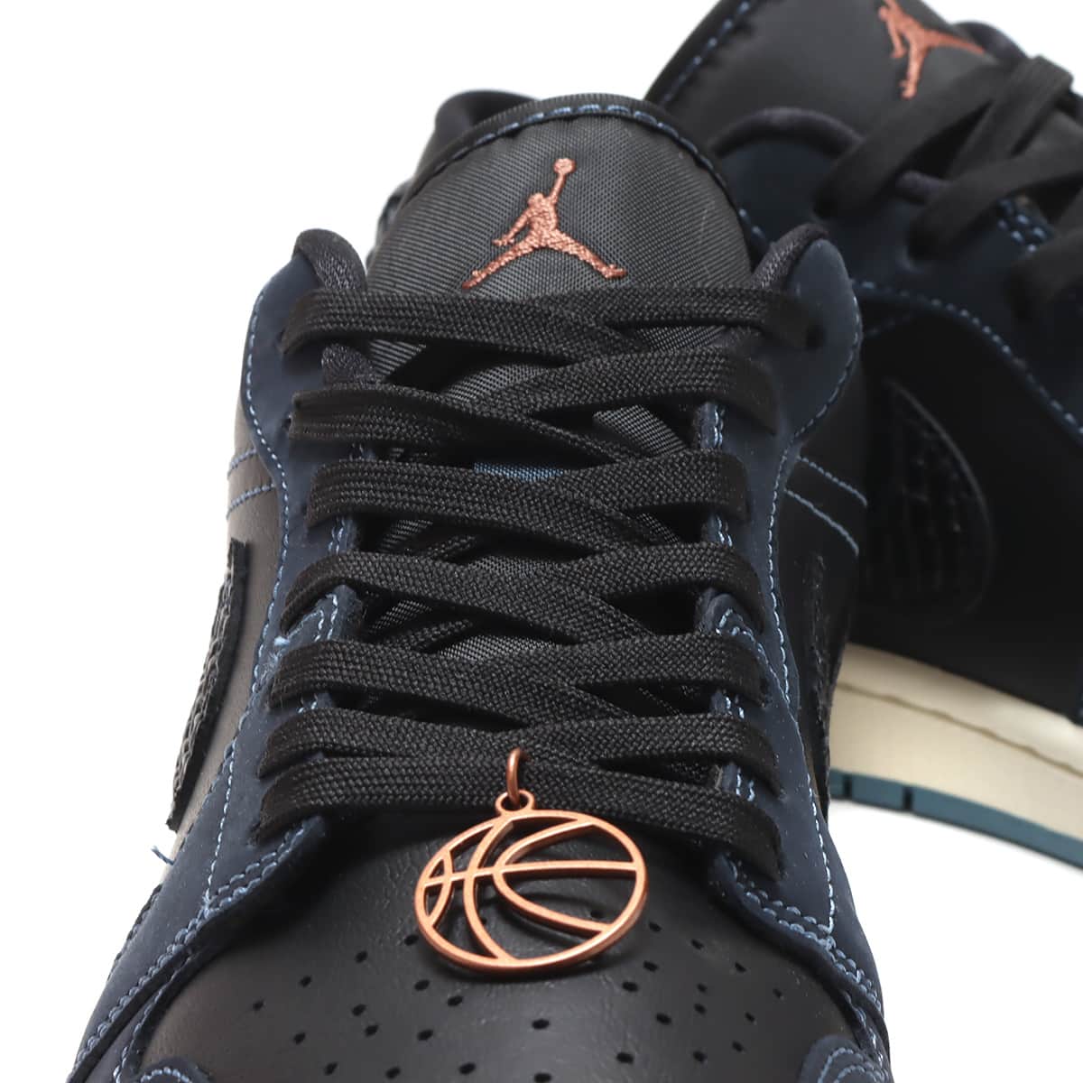 JORDAN BRAND WMNS AIR JORDAN 1 LOW SE BLACK/BLACK-DARK OBSIDIAN