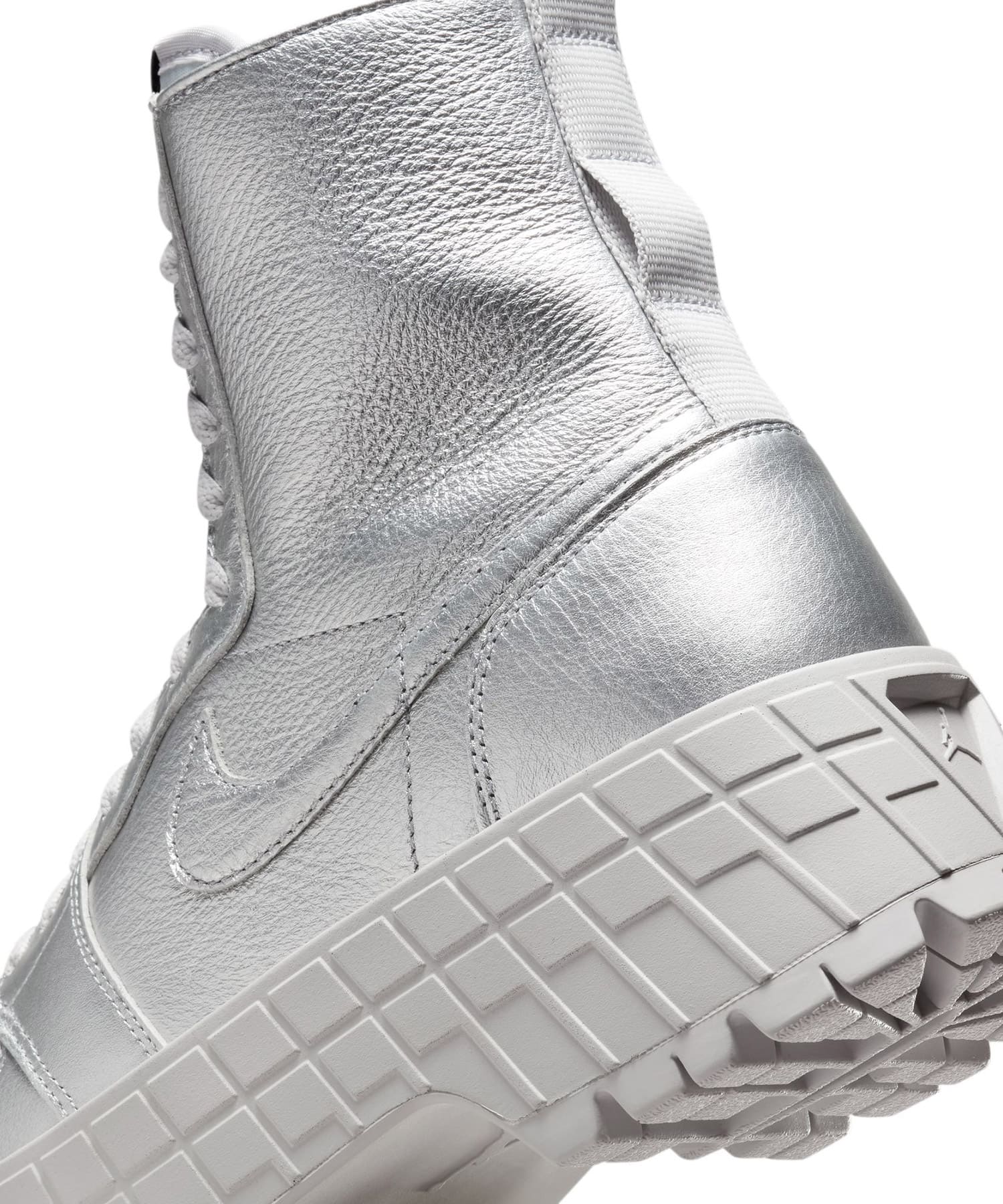 JORDAN BRAND WMNS AIR JORDAN 1 BROOKLYN METALLIC SILVER/NEUTRAL GREYの画像