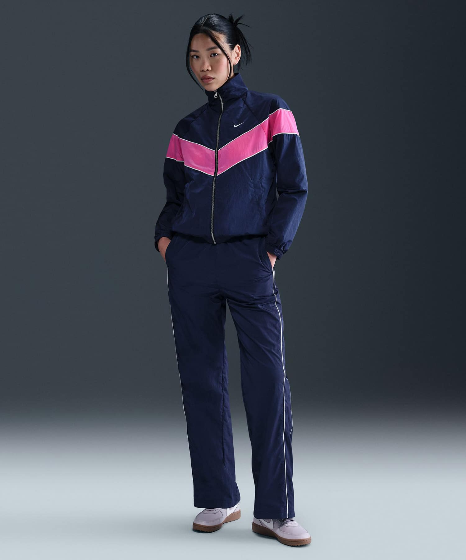 NIKE AS W NSW NK WR WVN UV FZ JKT MIDNIGHT NAVY/SAIL/PLAYFUL PINK/SAILの画像