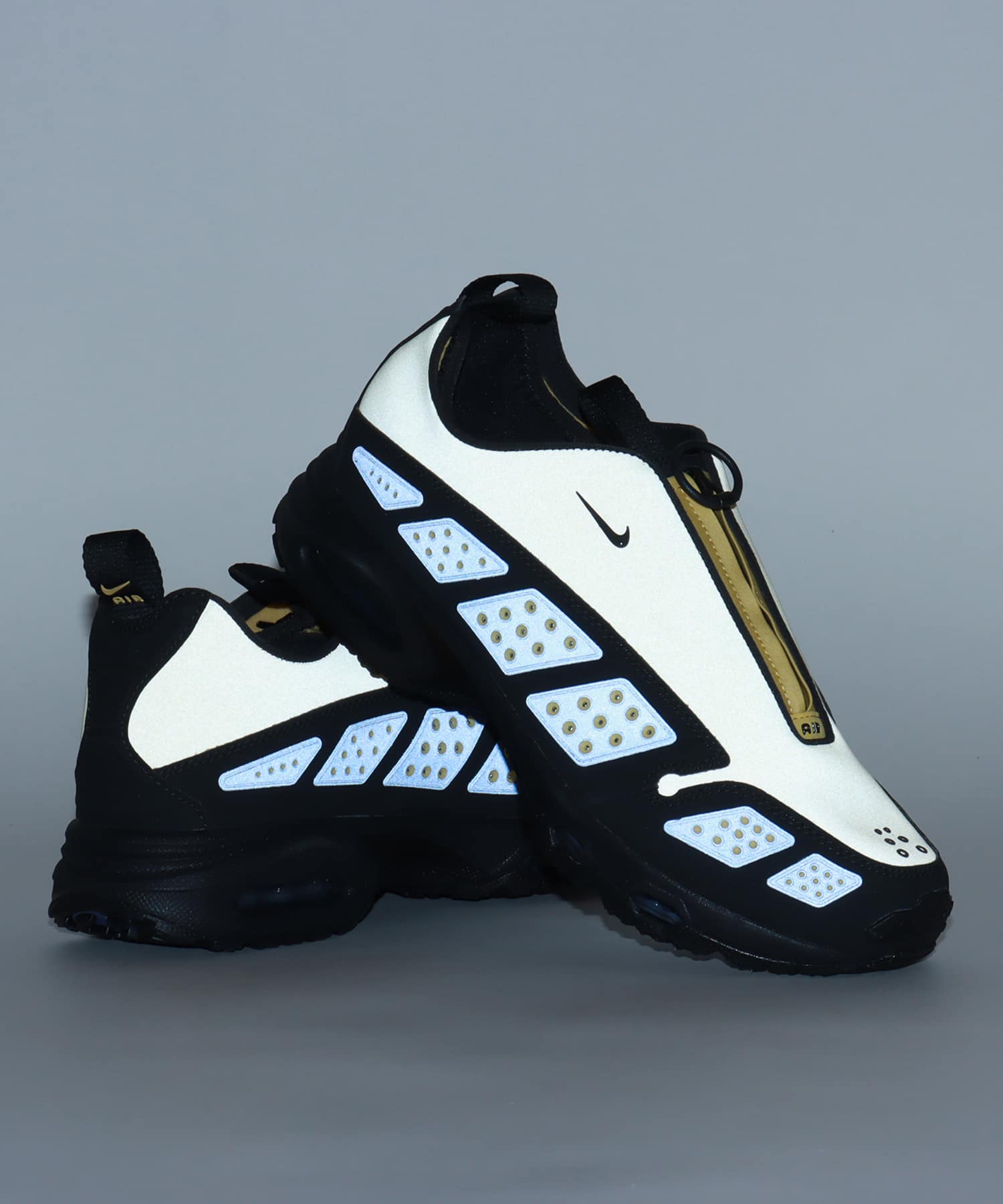 NIKE W AIR MAX SNDR SATURN GOLD/OFF NOIR-DIFFUSED BLUE-BLACKの画像