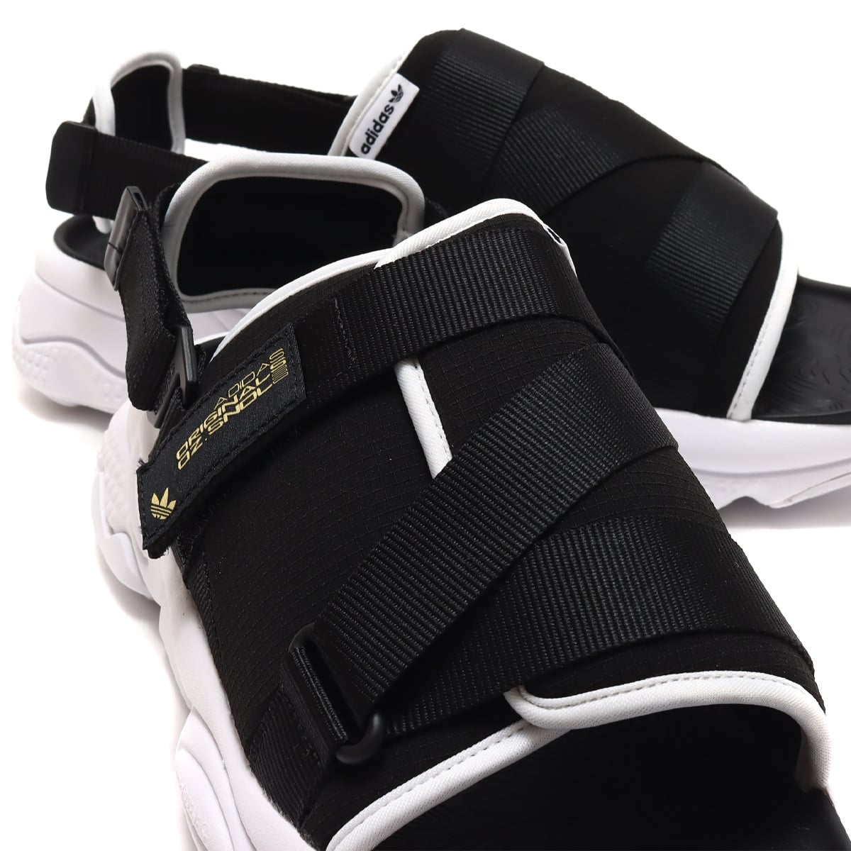 adidas OZWEEGO SANDAL CORE BLACK/GOLD METALLIC/FOOTWEAR WHITE 22FW-I