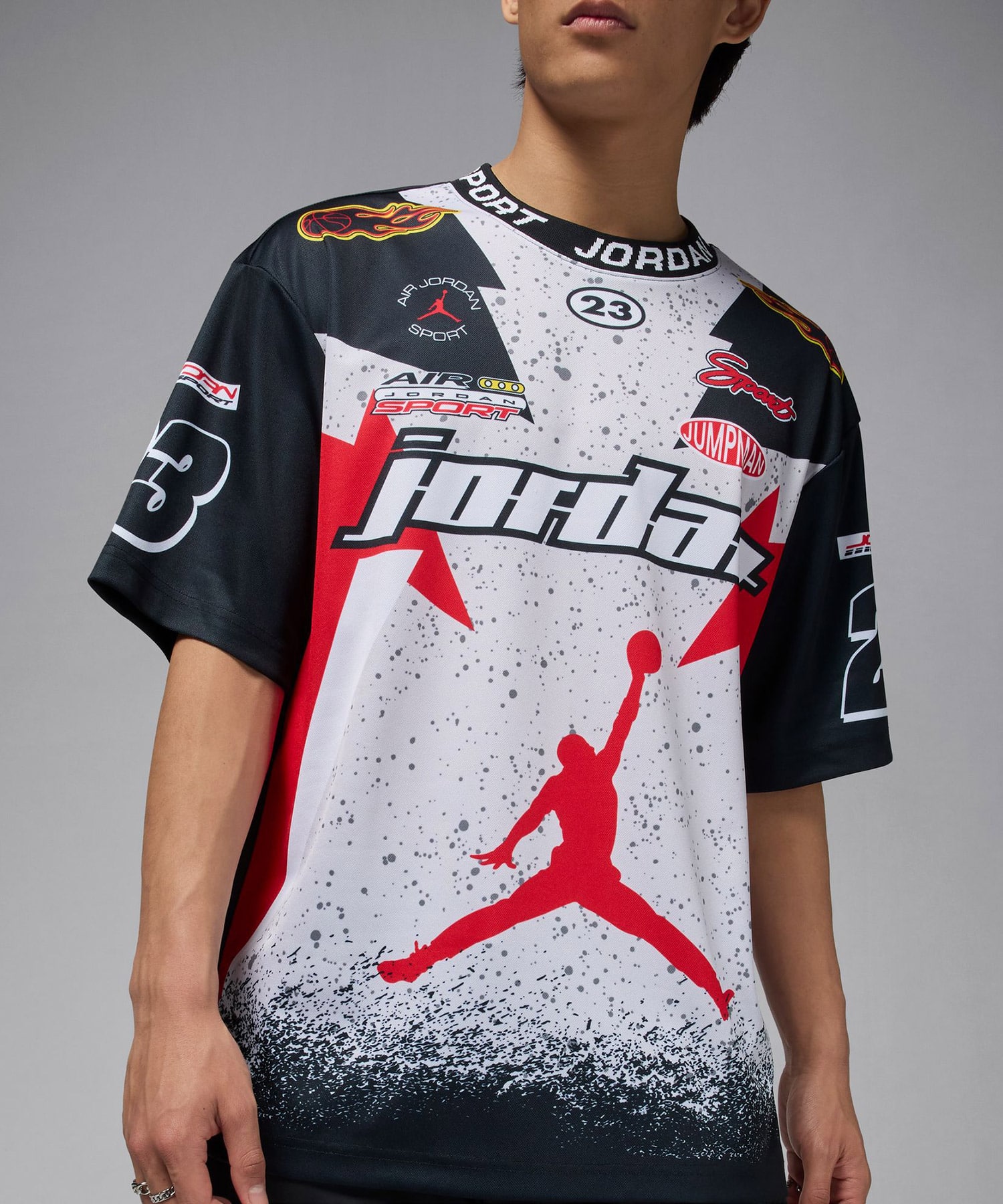 JORDAN BRAND M J ESS STMT GFX SS TOP MTRSPT NEUTRAL GREY/BLACK/FIRE REDの画像