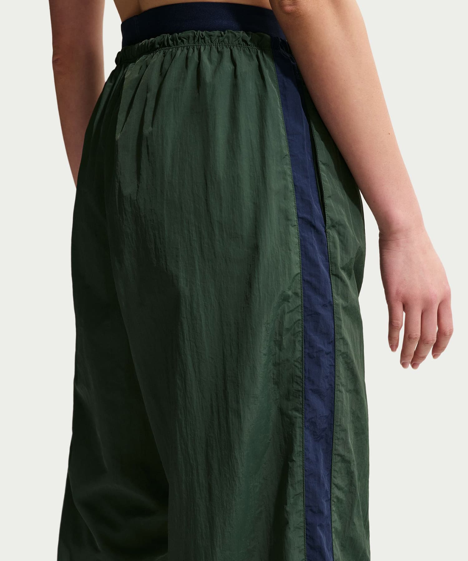 NIKE AS W NSW PARACHUTE HR PANT GREENの画像