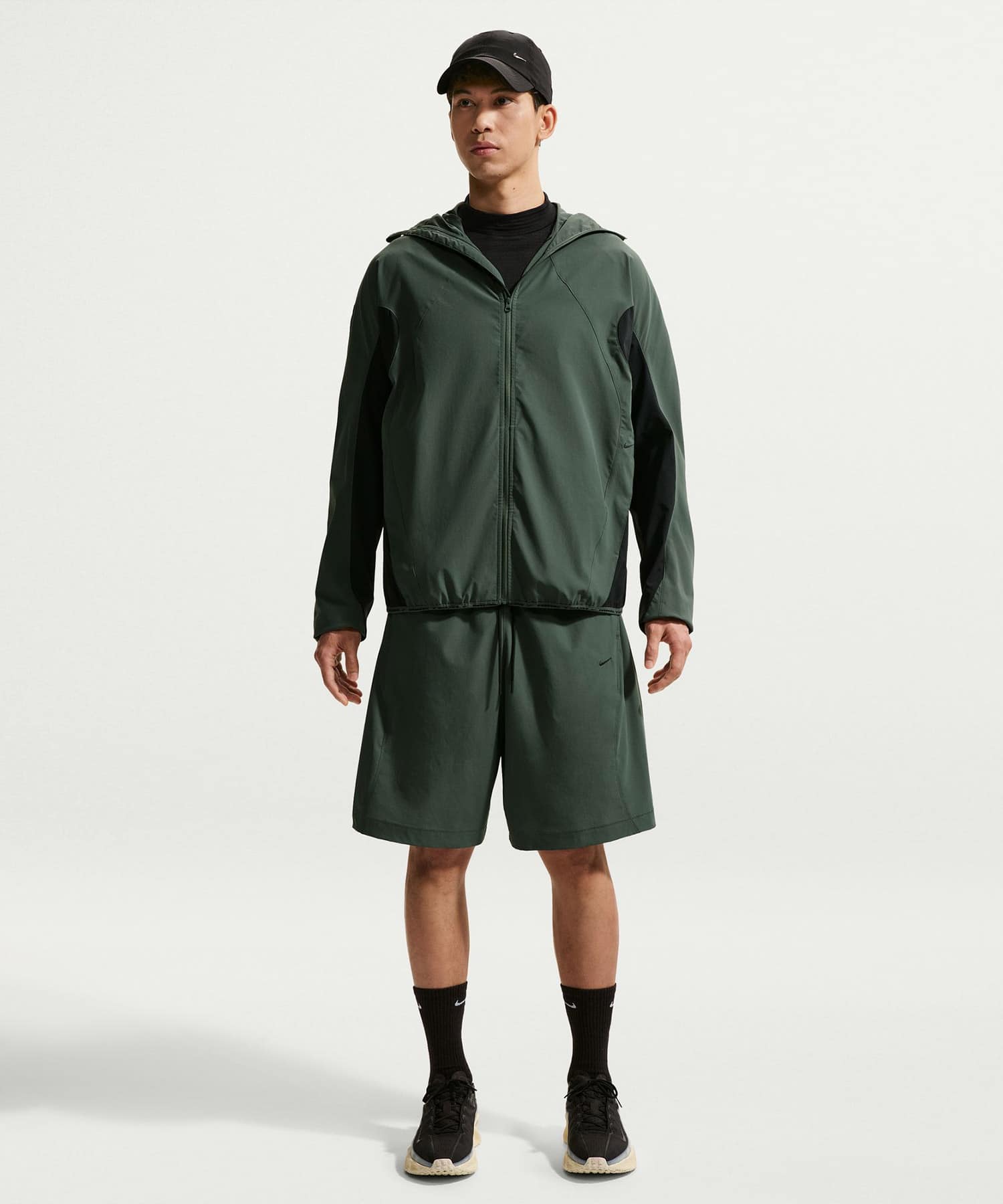 NIKE AS M NK UV TECH HELIOS SUN SHORT GREENの画像