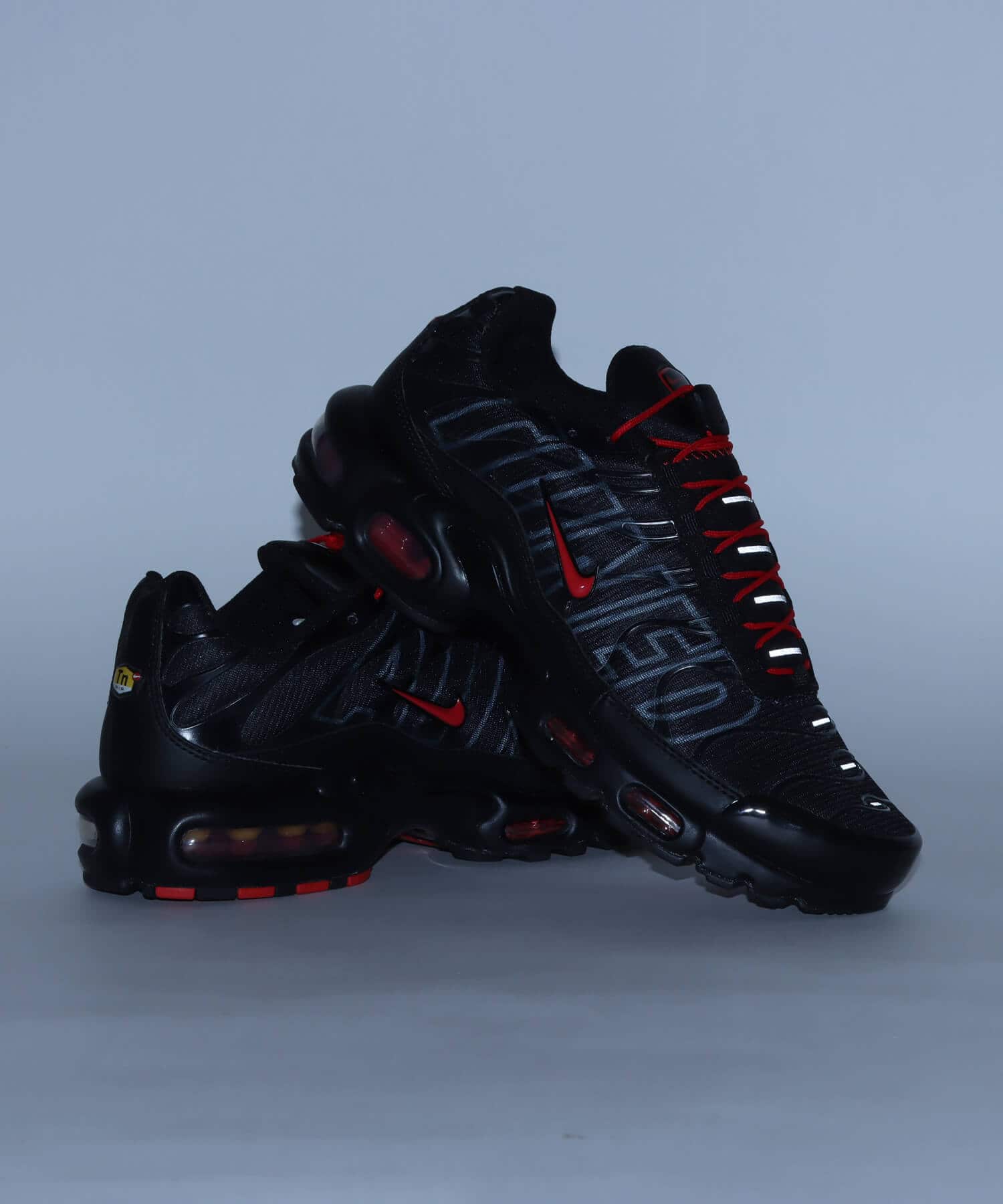 NIKE AIR MAX PLUS BLACK/UNIVERSITY RED-WOLF GREYの画像
