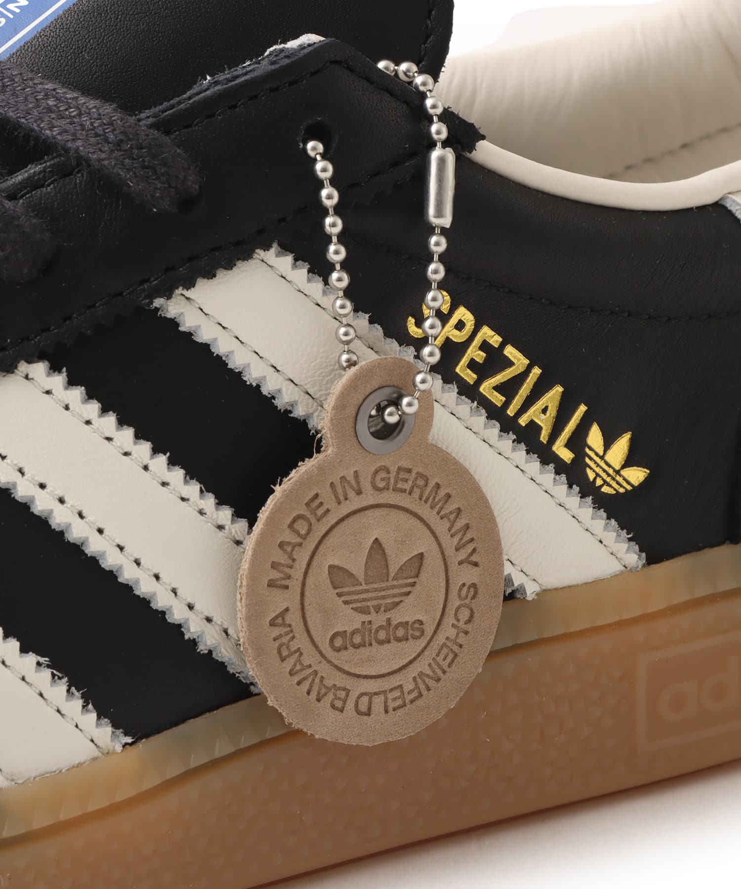 adidas HANDBALL SPEZIAL Made In Germany CBLACK/OWHITE/BLUBIRの画像