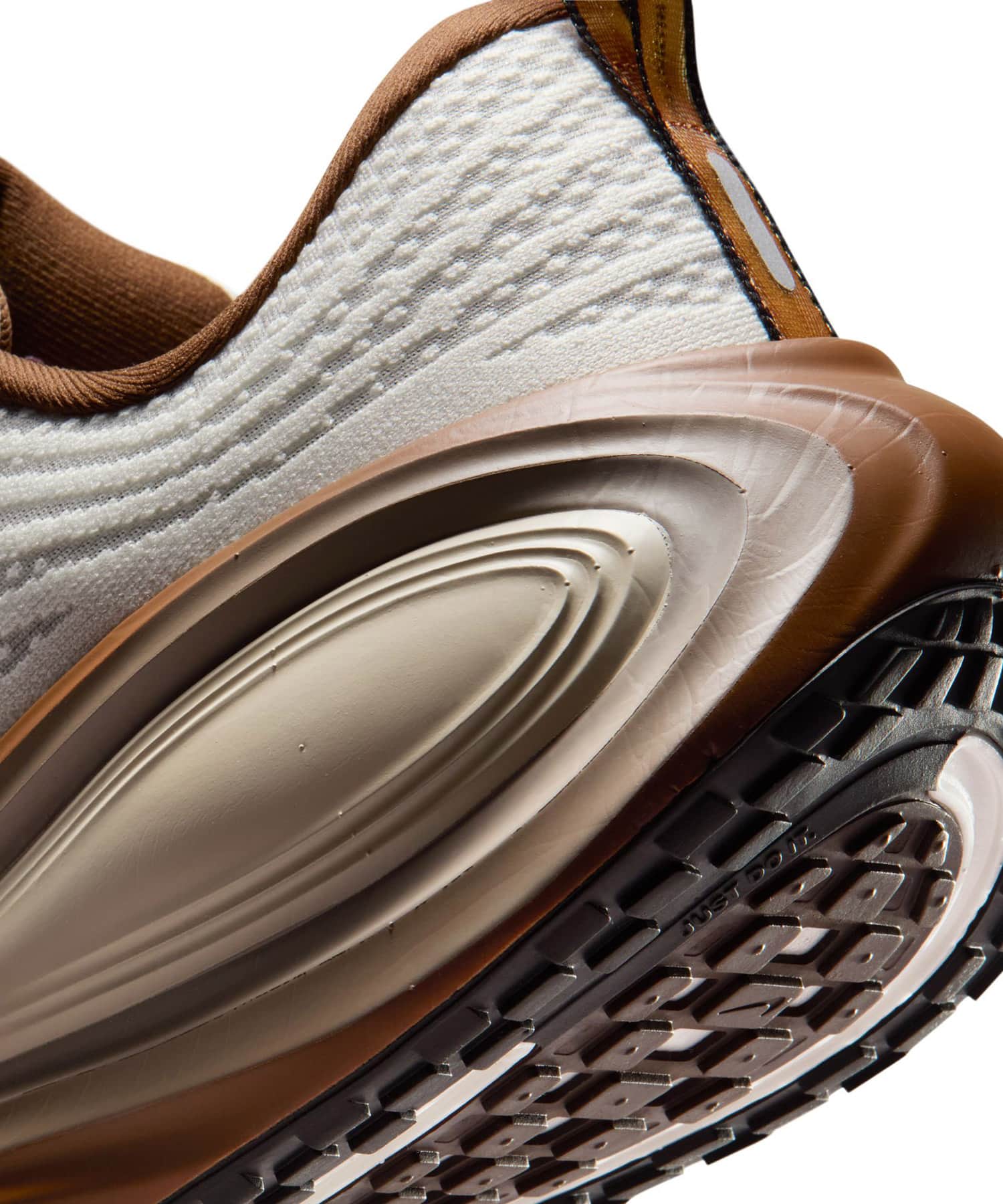 NIKE VOMERO PLUS QS SAIL/PECAN-CALDERA BROWN-BLACKの画像