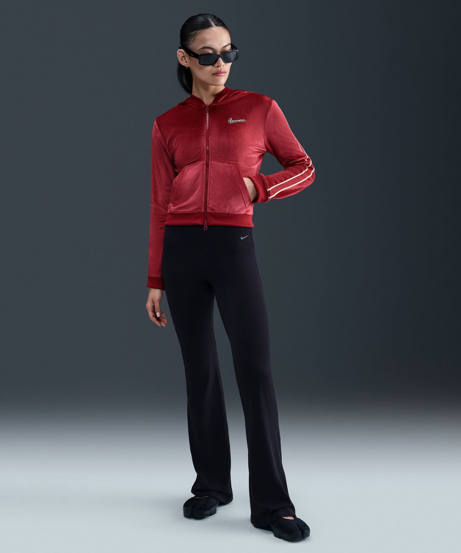 NIKE W NSW TRND VLR FZ HD LS TOP REDの画像