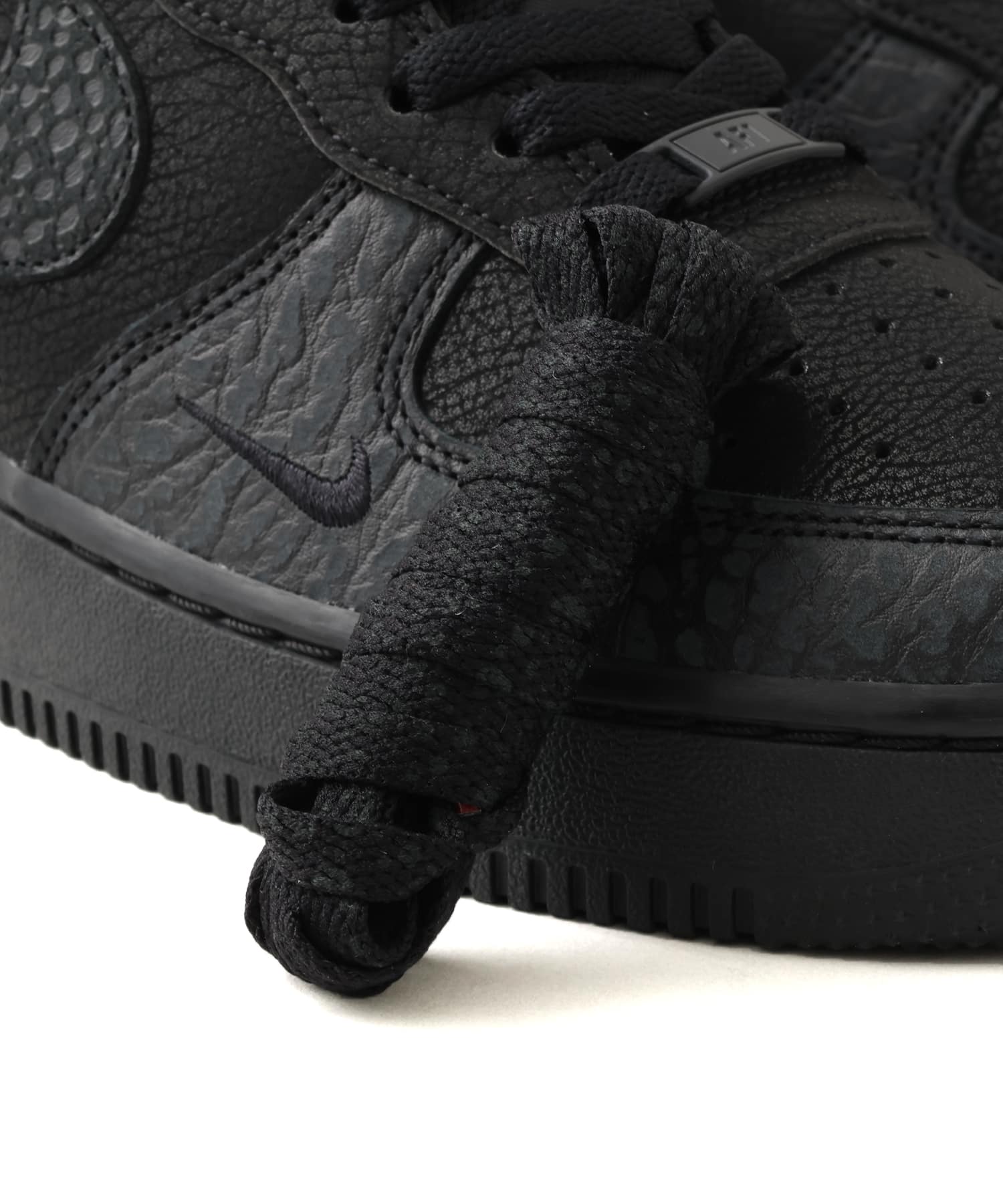NIKE AIR FORCE 1 '07 BLACK/BLACK-TOUGH RED-DK SMOKE GREY-GREY FOGの画像