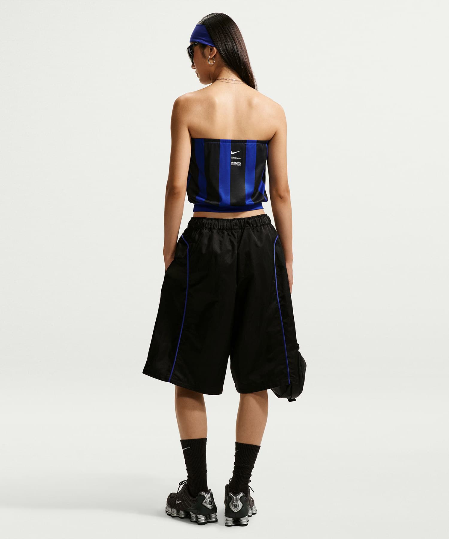 NIKE AS W NK NYLON KNEE LENGTH SHORT BLACKの画像