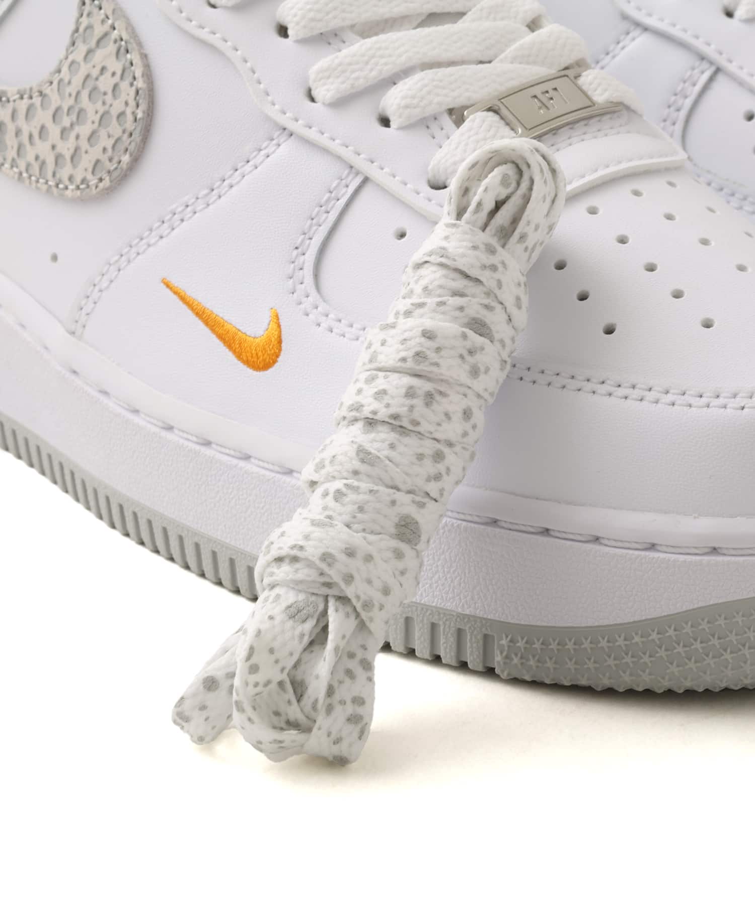 NIKE AIR FORCE 1 '07 WHITE/WHITE-KUMQUAT-GREY FOG-BLACK-MTLC SILVERの画像