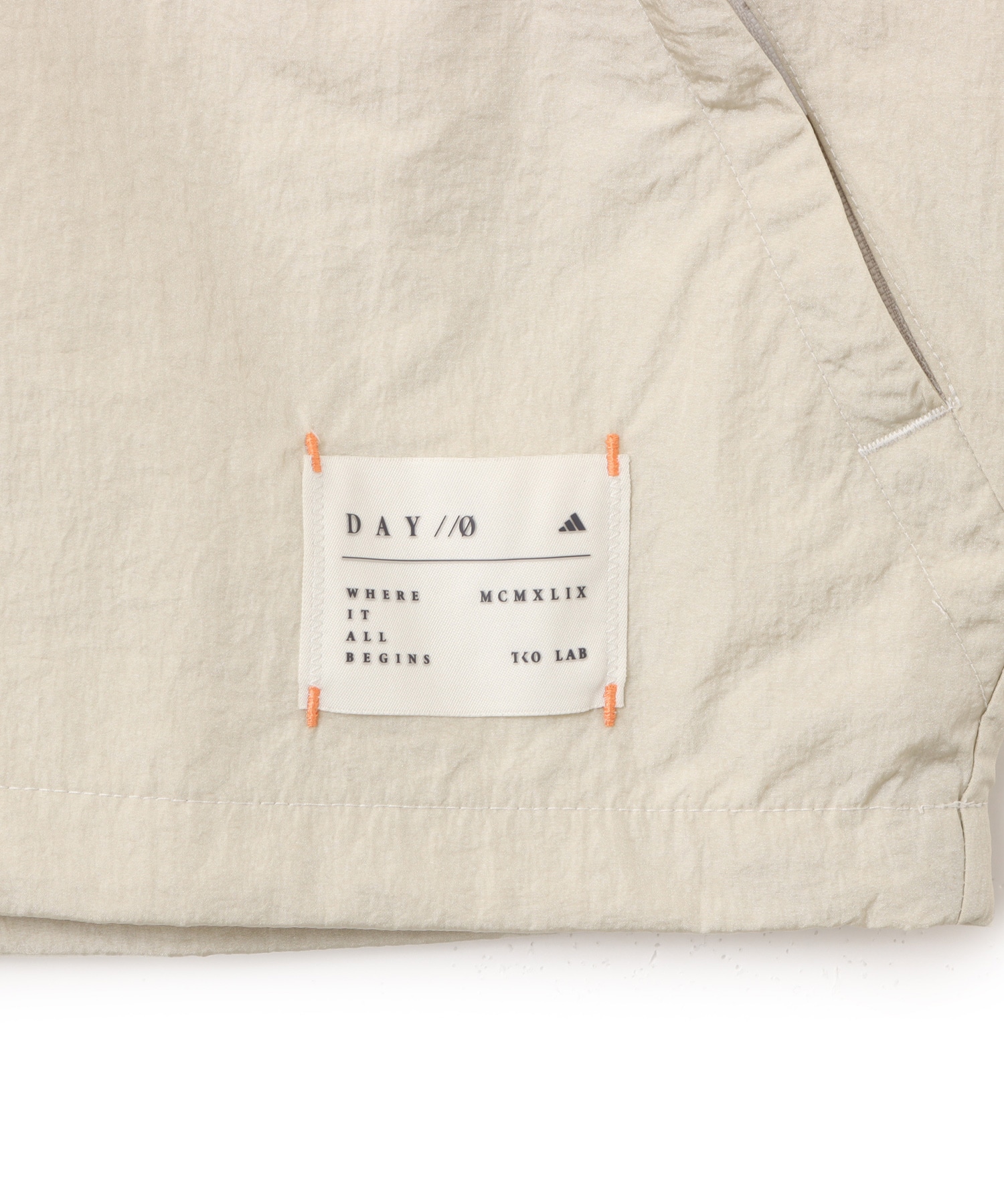 adidas DAY//Ø WOVEN JACKET W パテグレーの画像