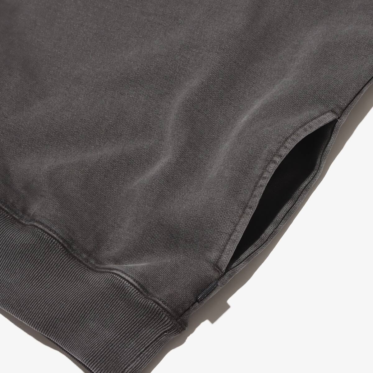 atmos Pigment Dyed Half Zip Sweatshirt BLACKの画像