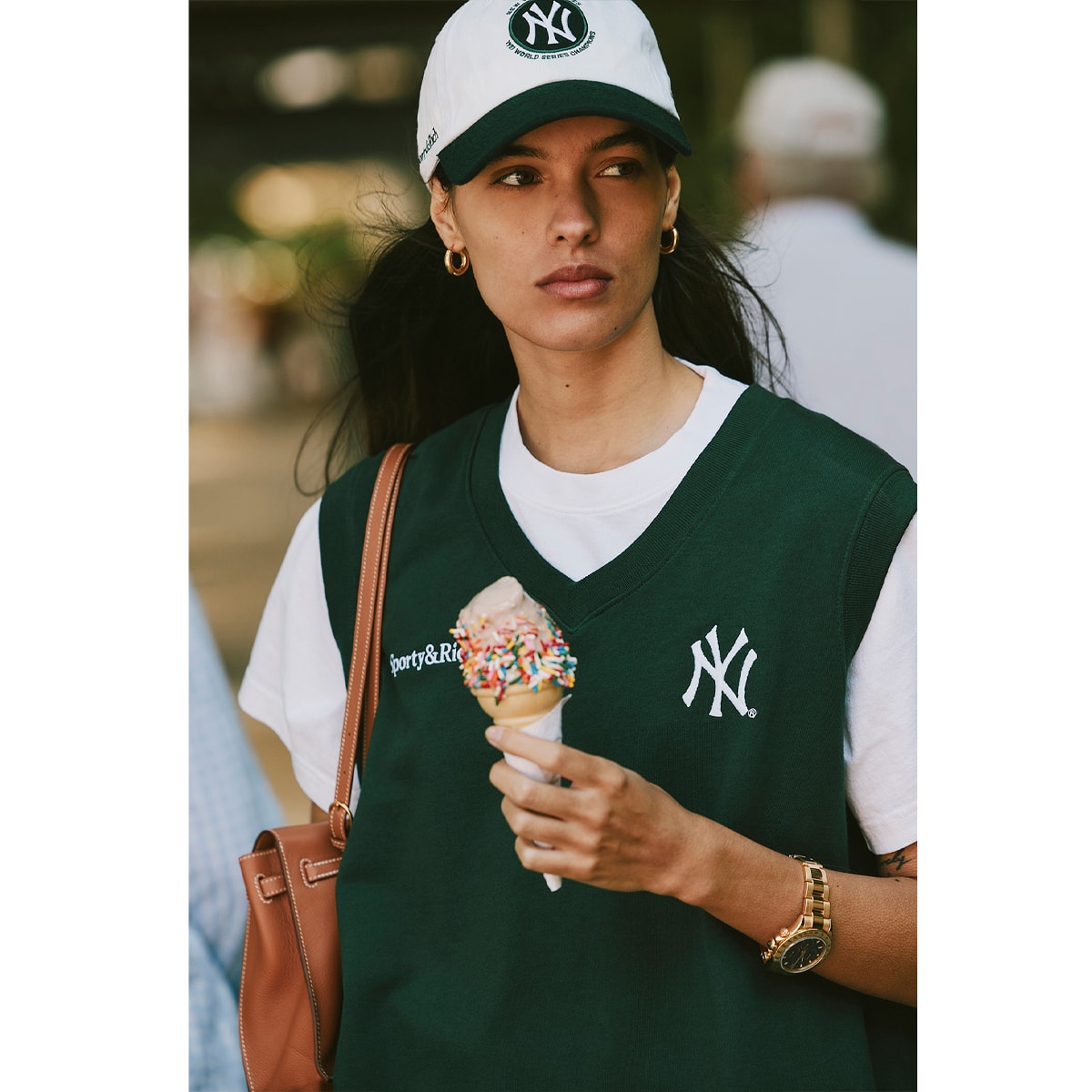 SPORTY＆RICH Yankees Serif V-Neck Vest Forest White の画像