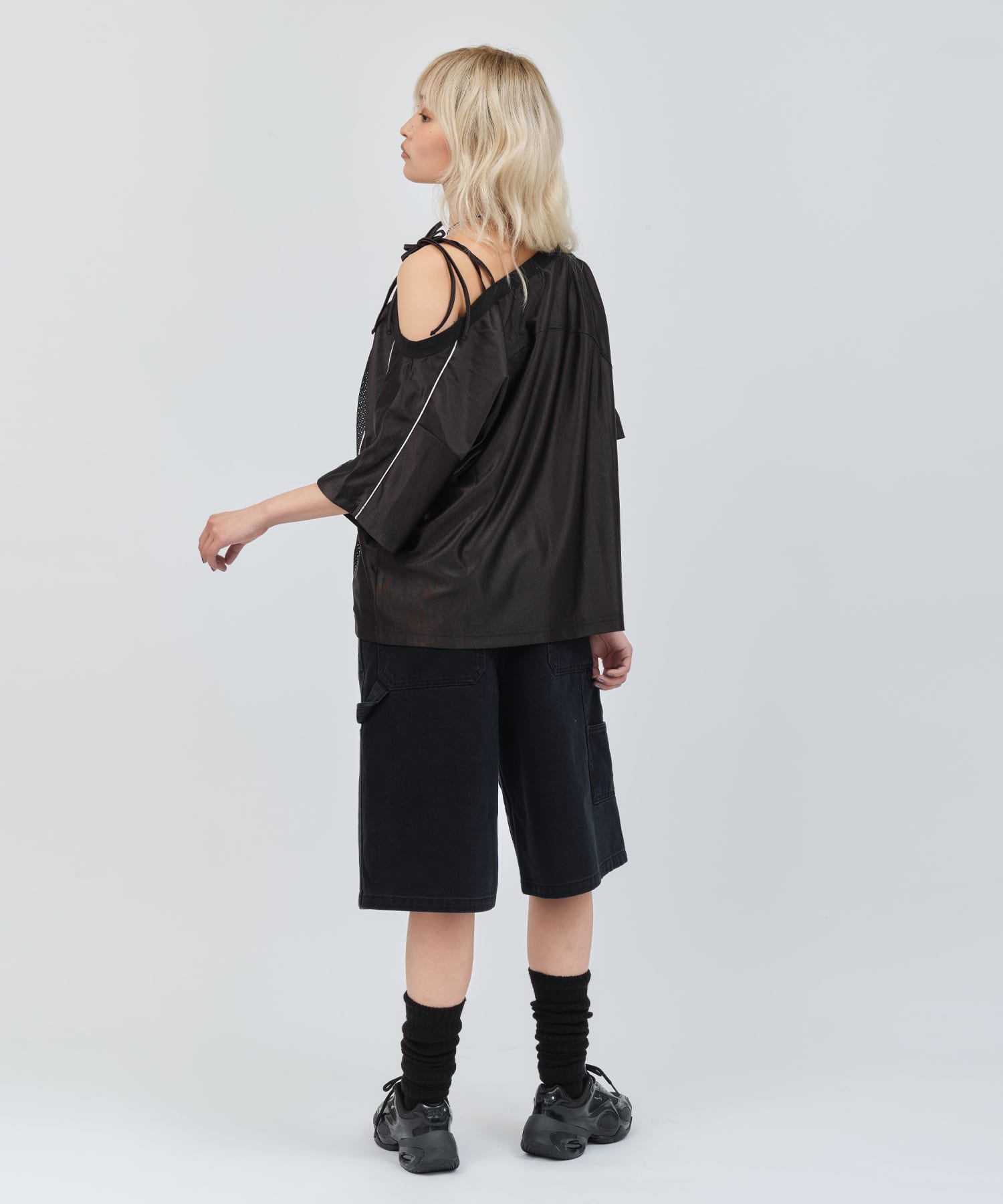 atmos pink Off Shoulder Football T-shirt BLACKの画像