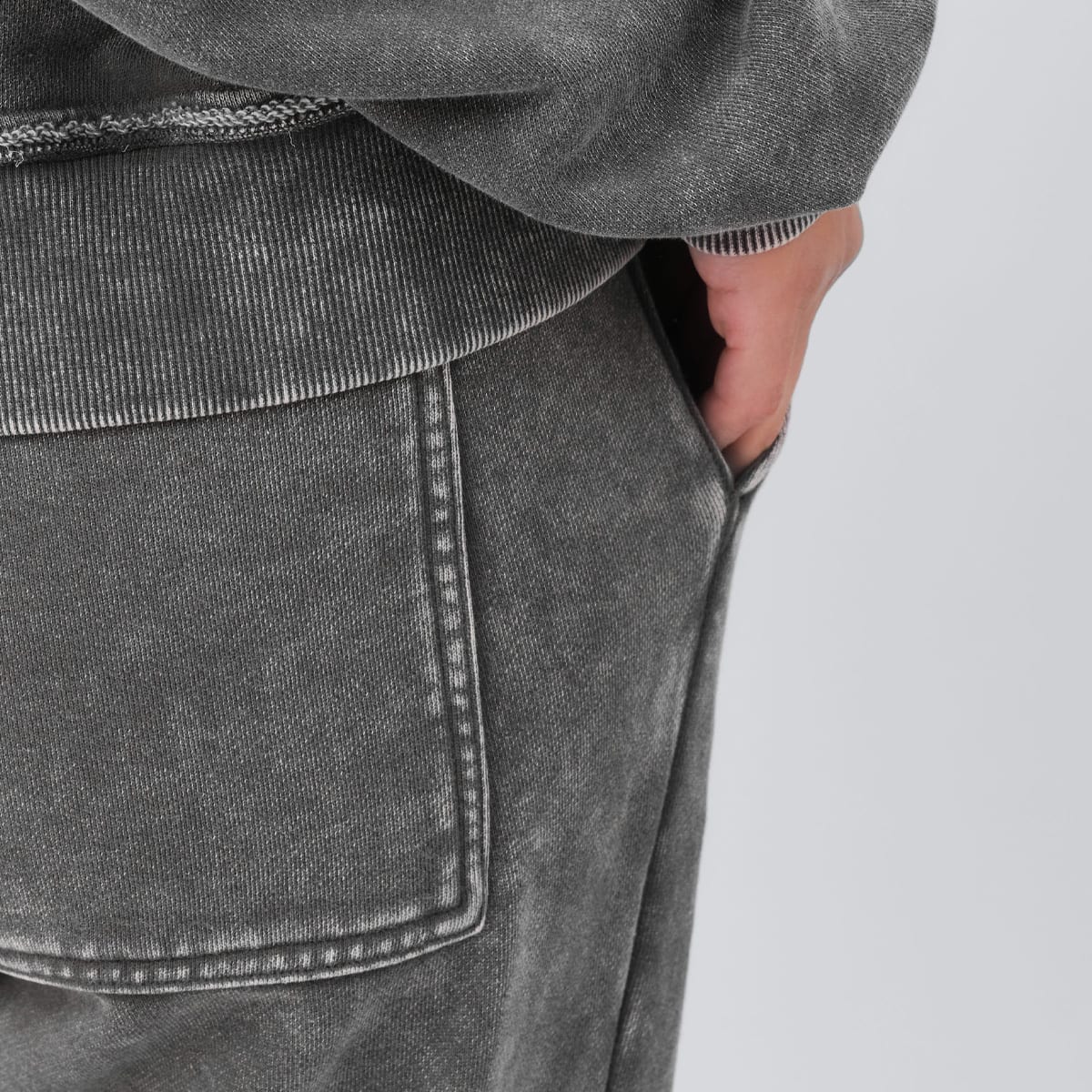 atmos pink Pigment Tapered Sweat Pants BLACKの画像