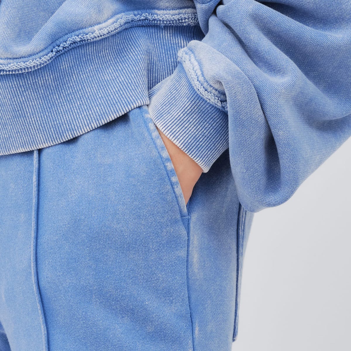 atmos pink Pigment Tapered Sweat Pants BLUEの画像