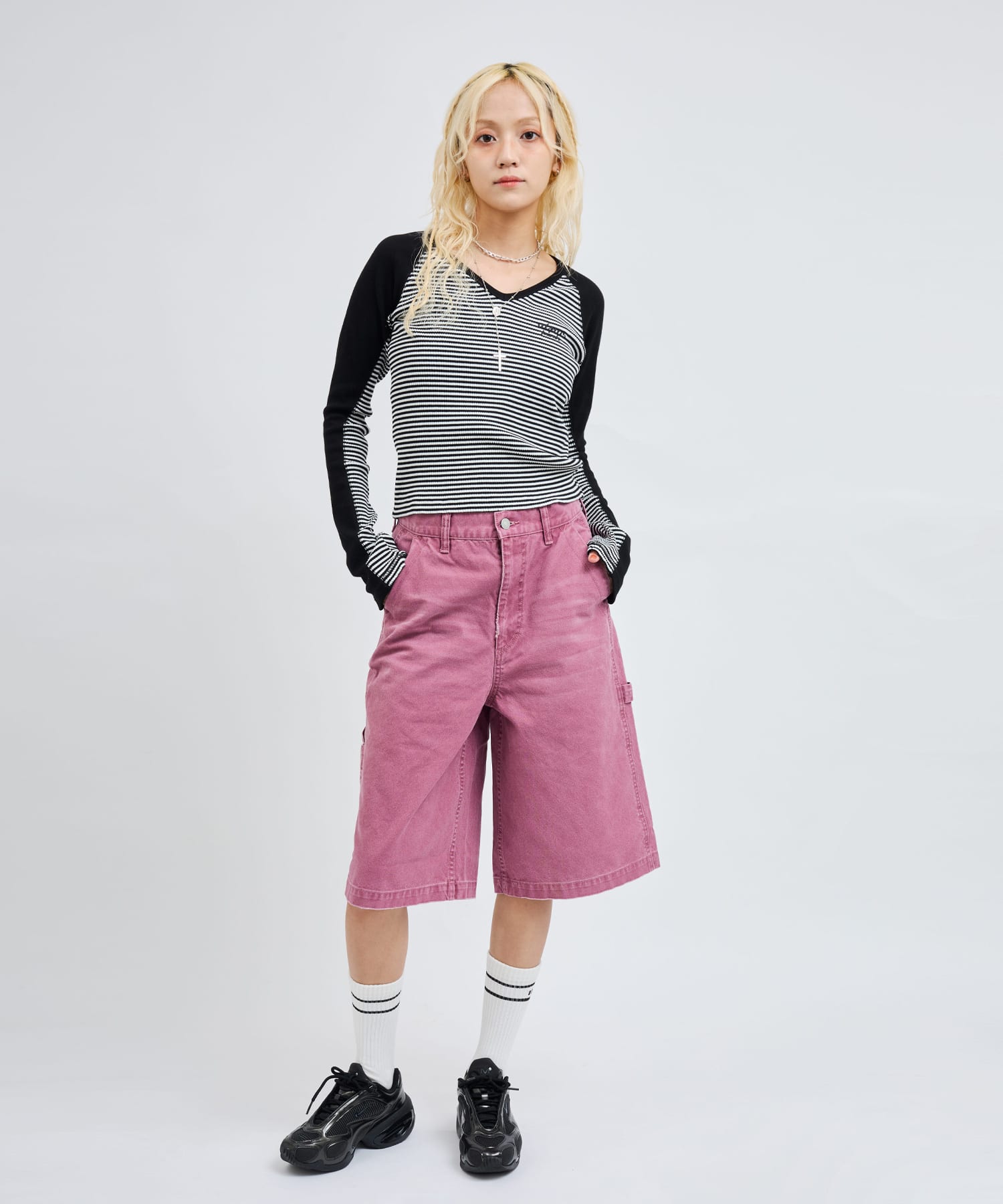 atmos pink V-Neck Raglan Long Sleeve T-shirt BLACKの画像
