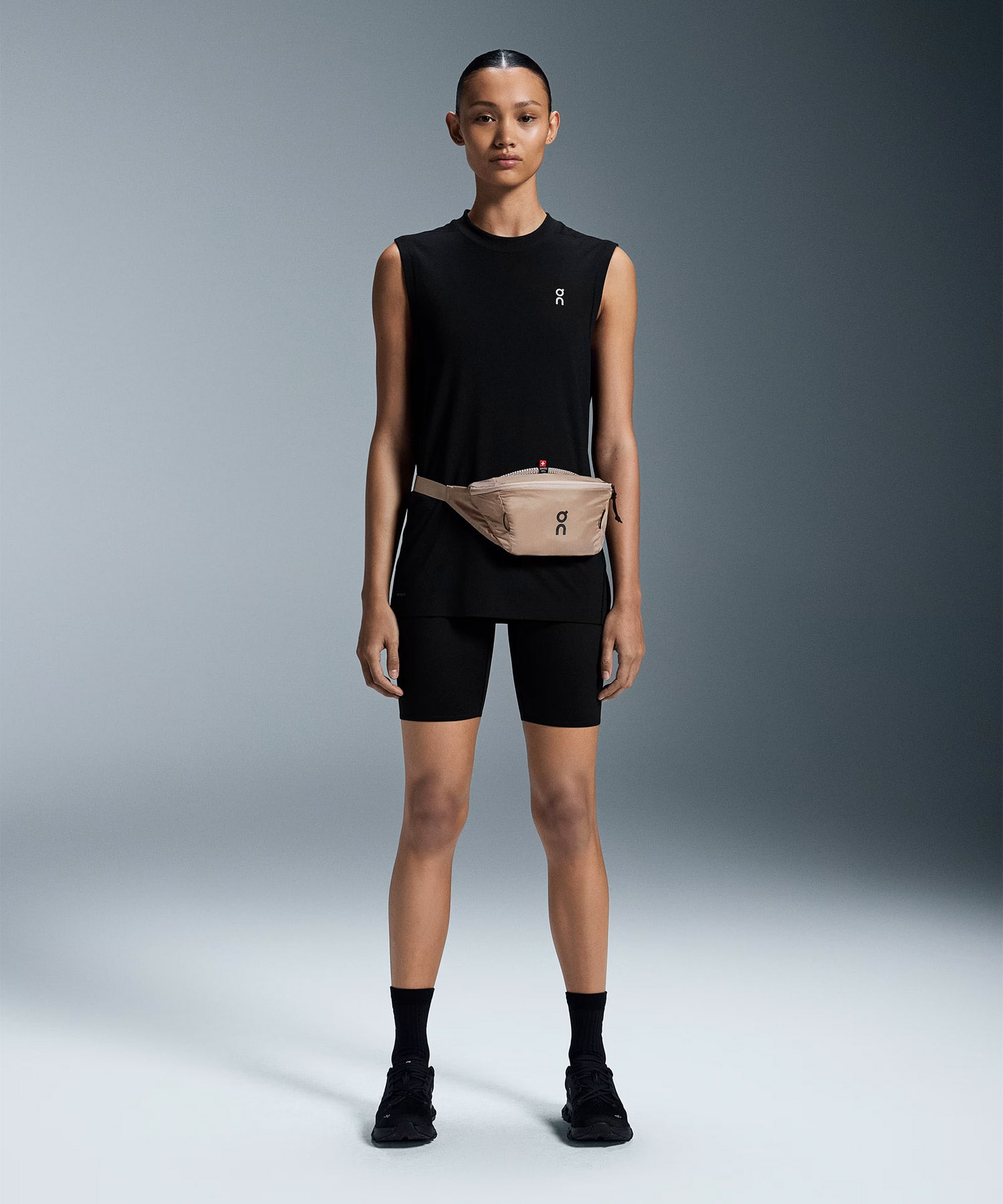 On Waist Pack 2L Lite 1 U Sandの画像