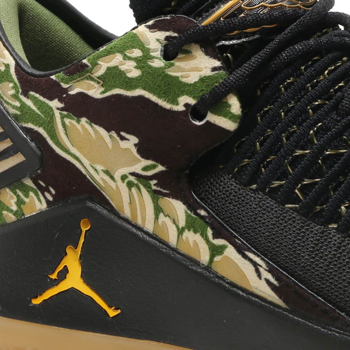 JORDAN BRAND AIR JORDAN XXXII LOW PF BLACK/METALLIC GOLD-GUM
