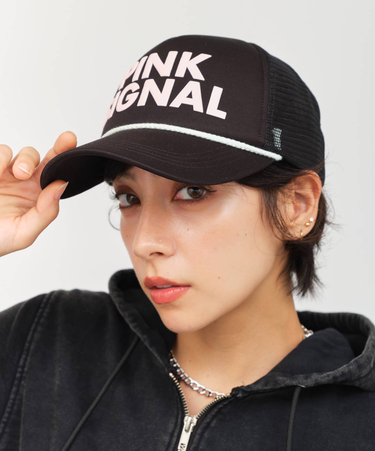 atmos pink SIGNAL Logo Cap BLACKの画像