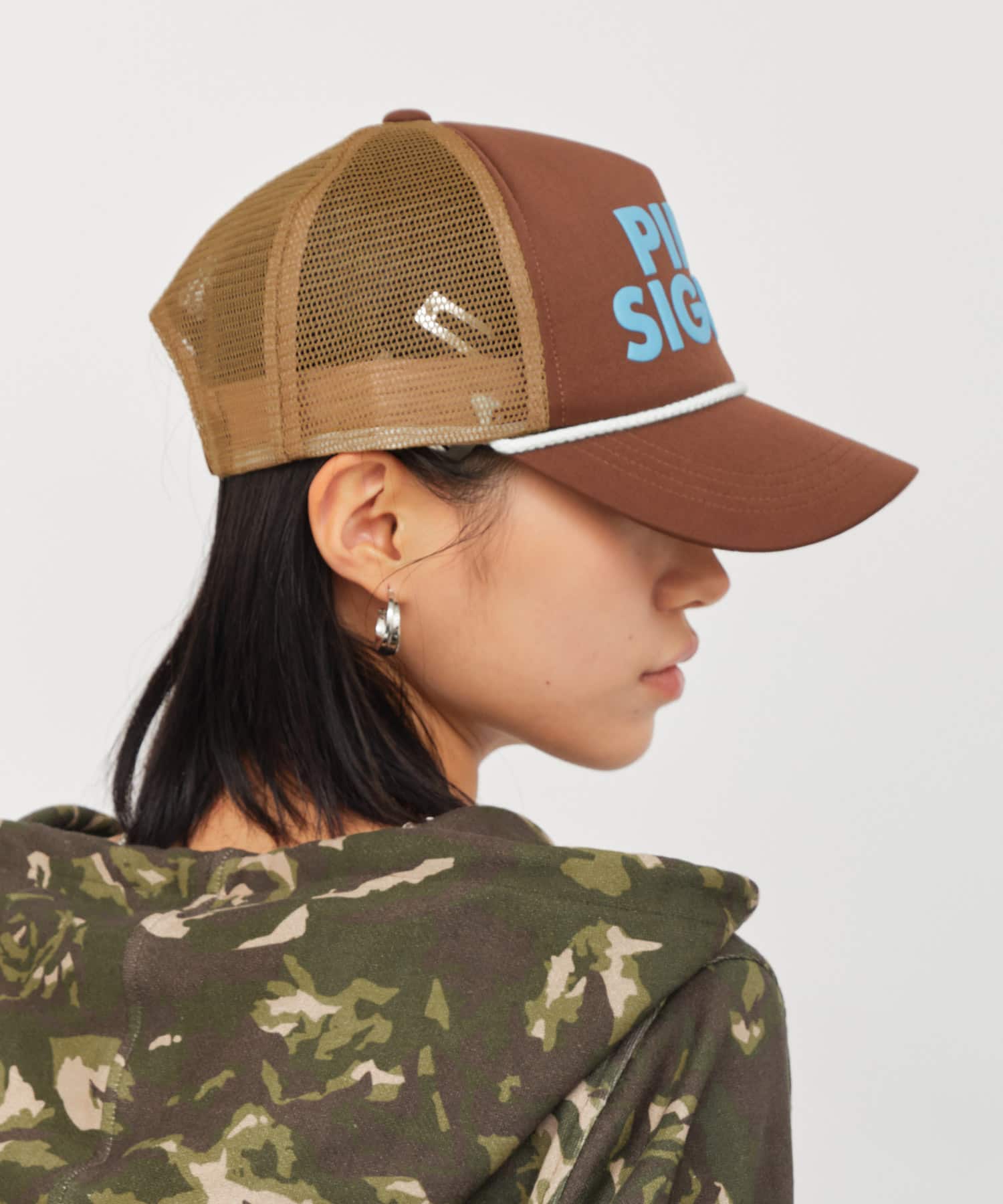 atmos pink SIGNAL Logo Cap BROWNの画像