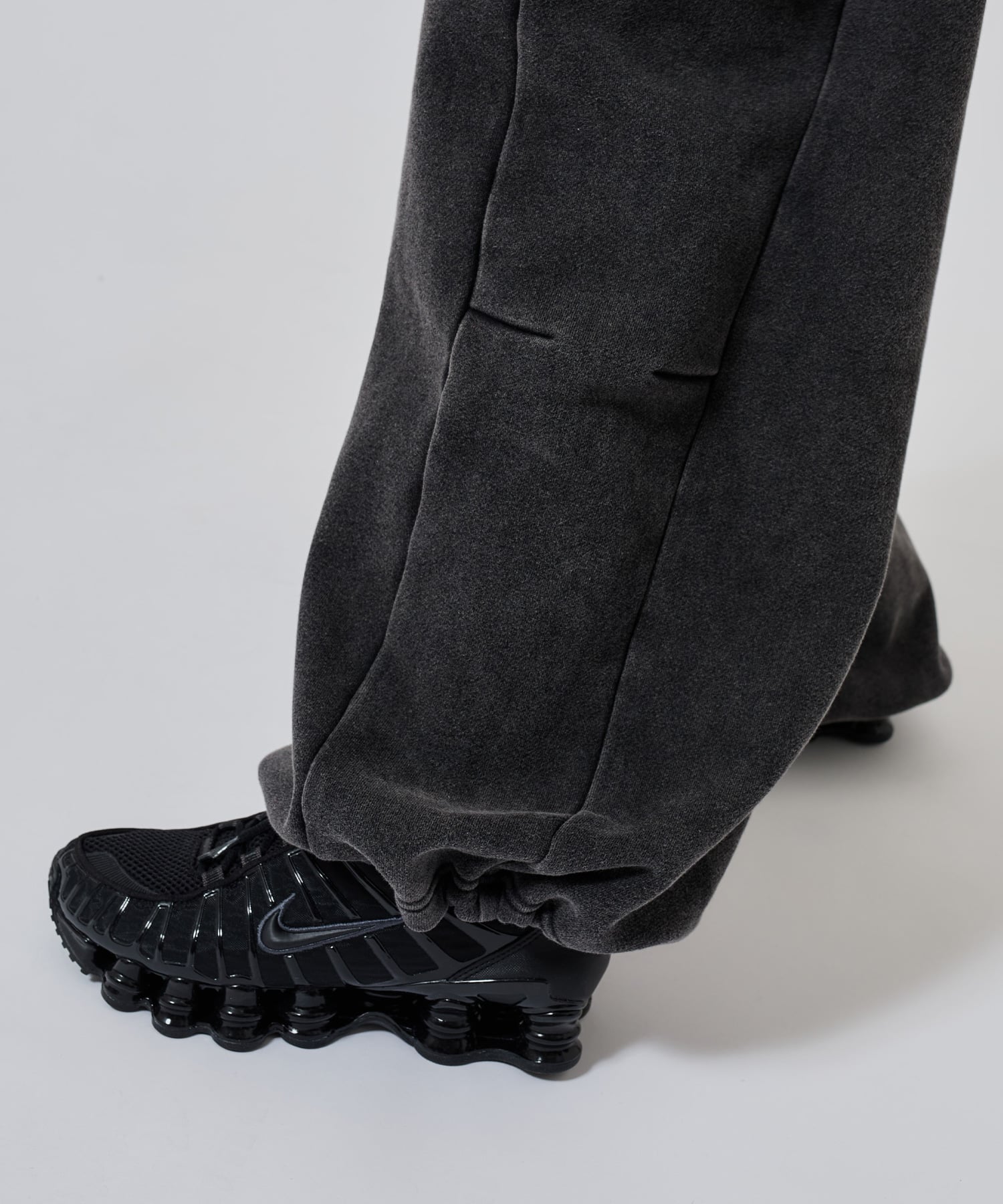 atmos pink Curve Sweat Pants CHARCOALの画像