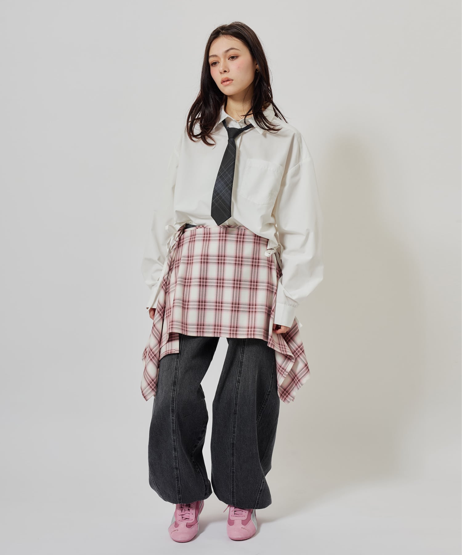 atmos pink Shirring Cropped Shirt WHITEの画像