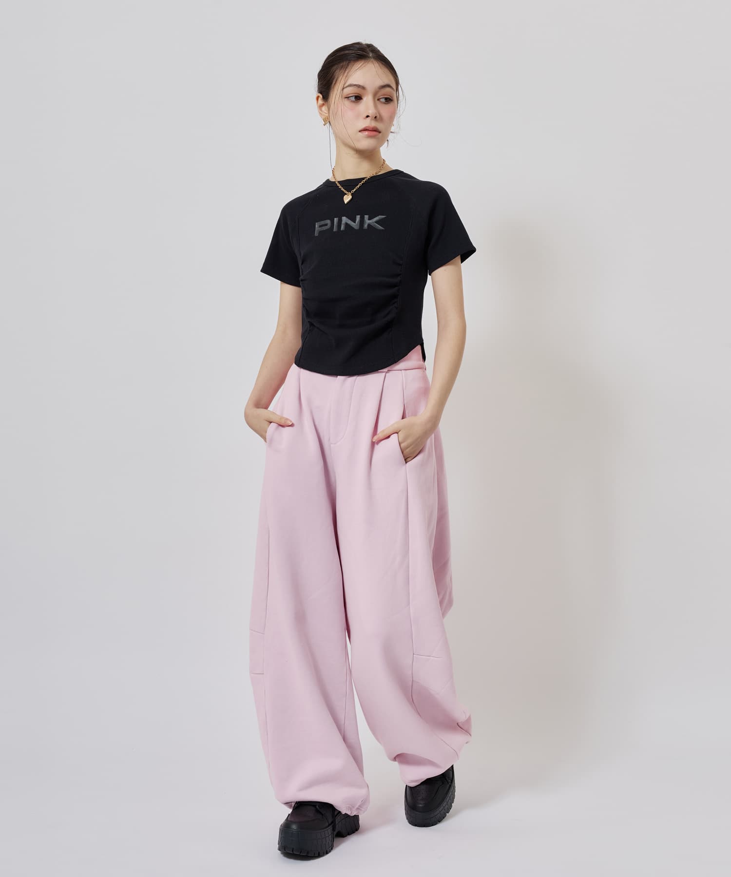 atmos pink Logo T-shirt BLACKの画像