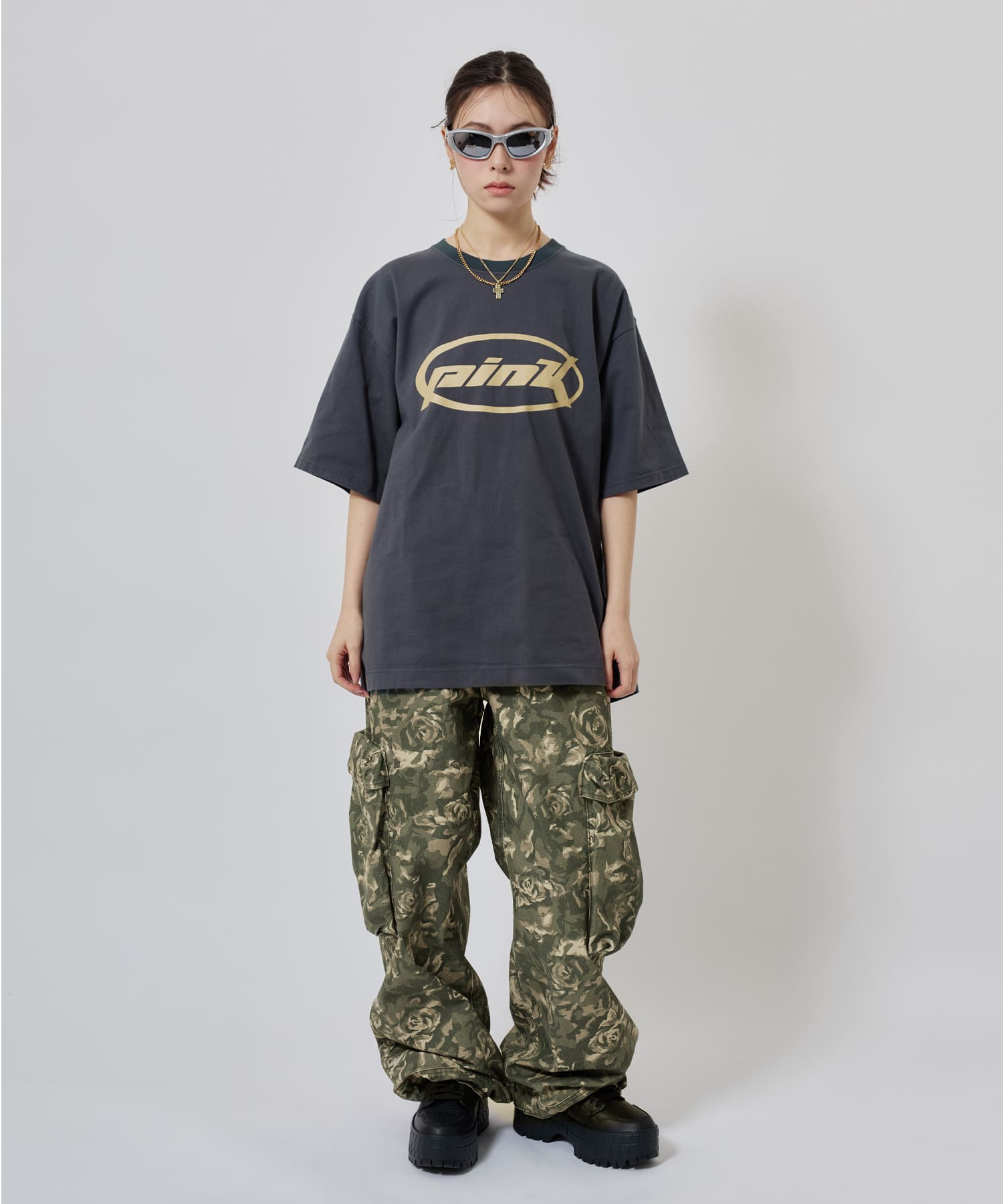 atmos pink Oval Logo T-shirt BLACKの画像