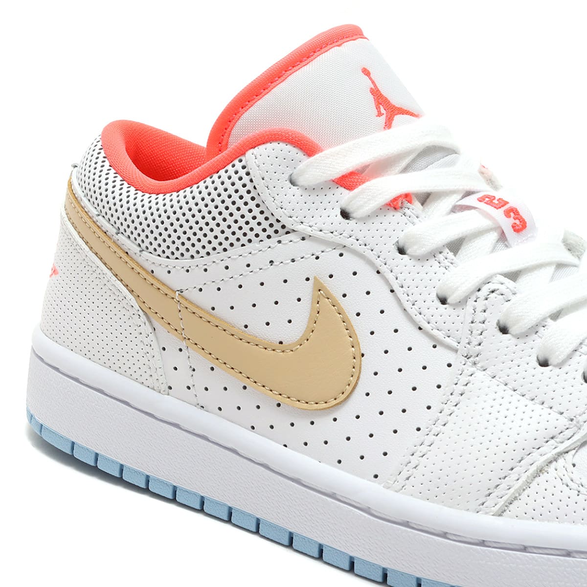JORDAN BRAND WMNS AIR JORDAN 1 LOW SE WHITE/SESAME-FLASH CRIMSON-PSYCHIC BLUE 21SU-Iの画像