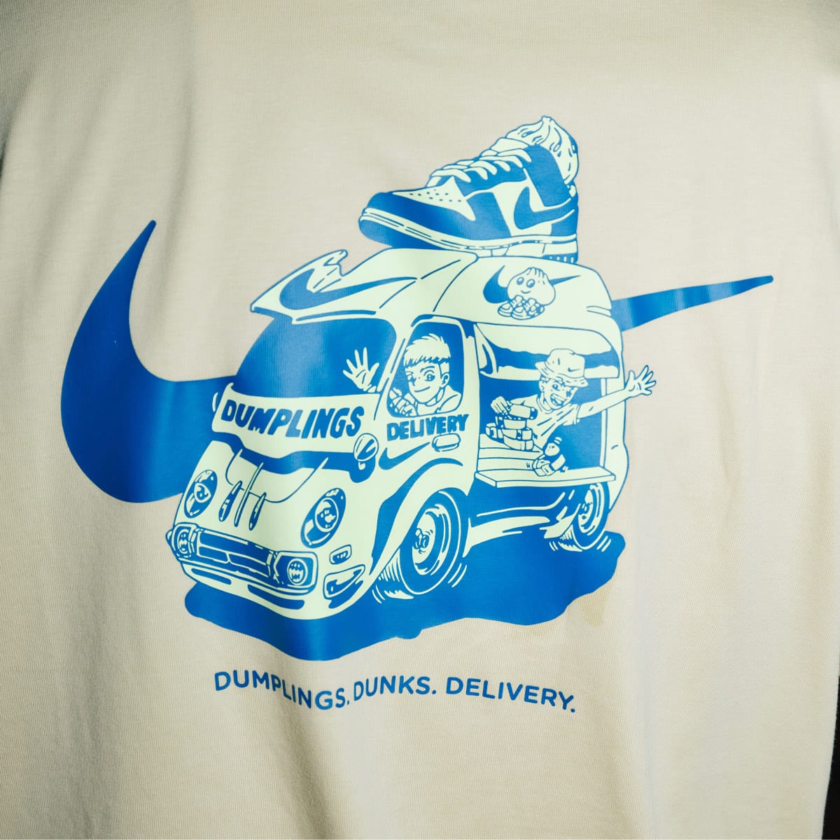 NIKE AS M NSW TEE M90 SOLE FOOD LBR TEAM GOLD 23SU-Iの画像