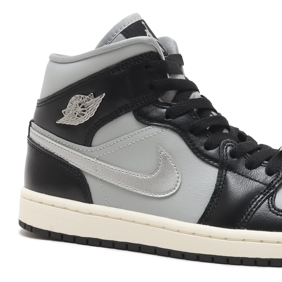 JORDAN BRAND WMNS AIR JORDAN 1 MID SE BLACK/METALLIC SILVER-LT SMOKE  GREY-SAIL 23HO-I