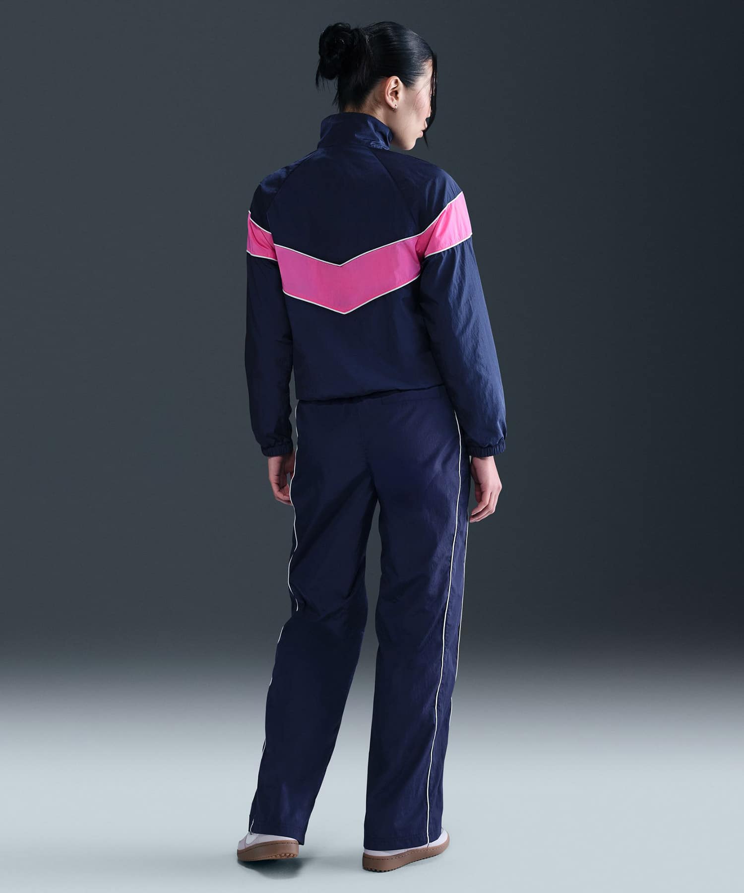 NIKE AS W NSW NK WR WVN UV FZ JKT MIDNIGHT NAVY/SAIL/PLAYFUL PINK/SAILの画像